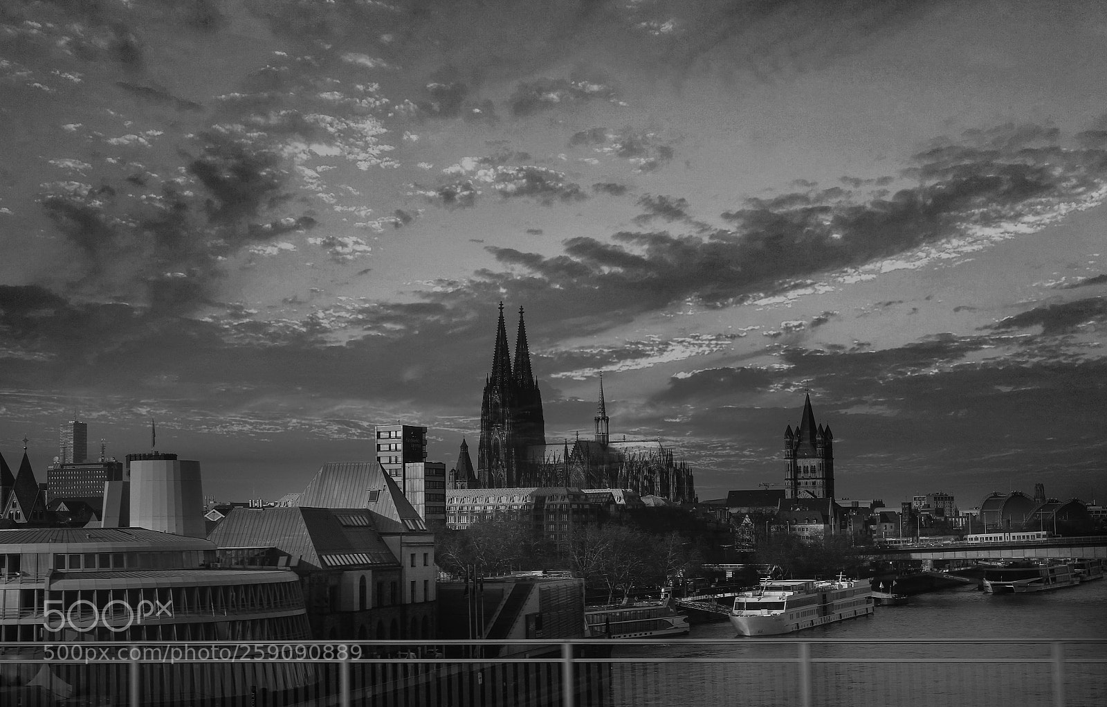 Canon EOS 550D (EOS Rebel T2i / EOS Kiss X4) sample photo. Sunset b&w photography