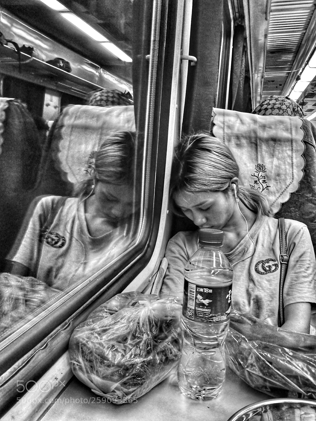 HUAWEI P10 sample photo. 火车上熟睡的女孩 photography