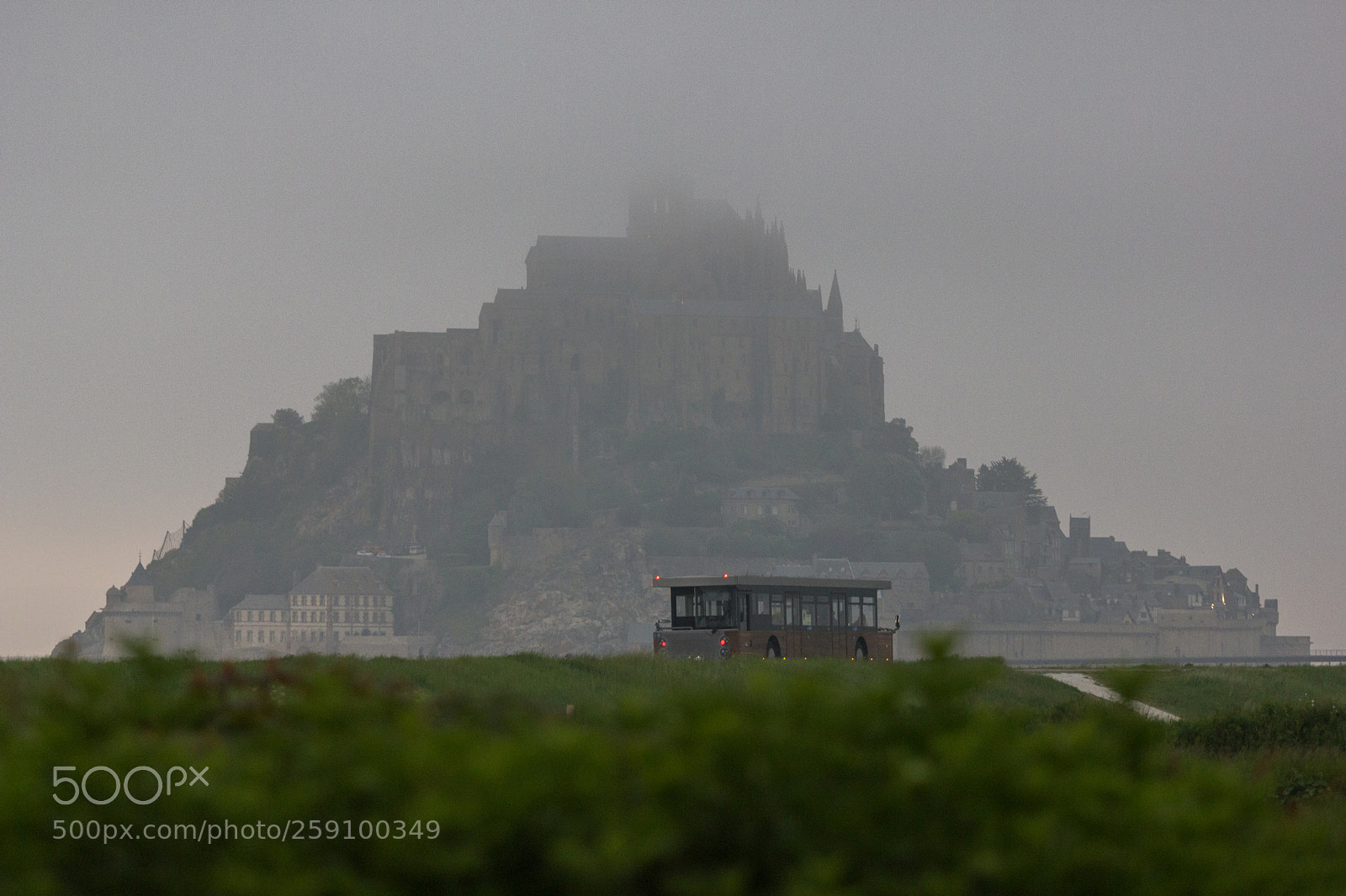 Canon EOS 550D (EOS Rebel T2i / EOS Kiss X4) sample photo. Mont-saint-michel on a foggy photography