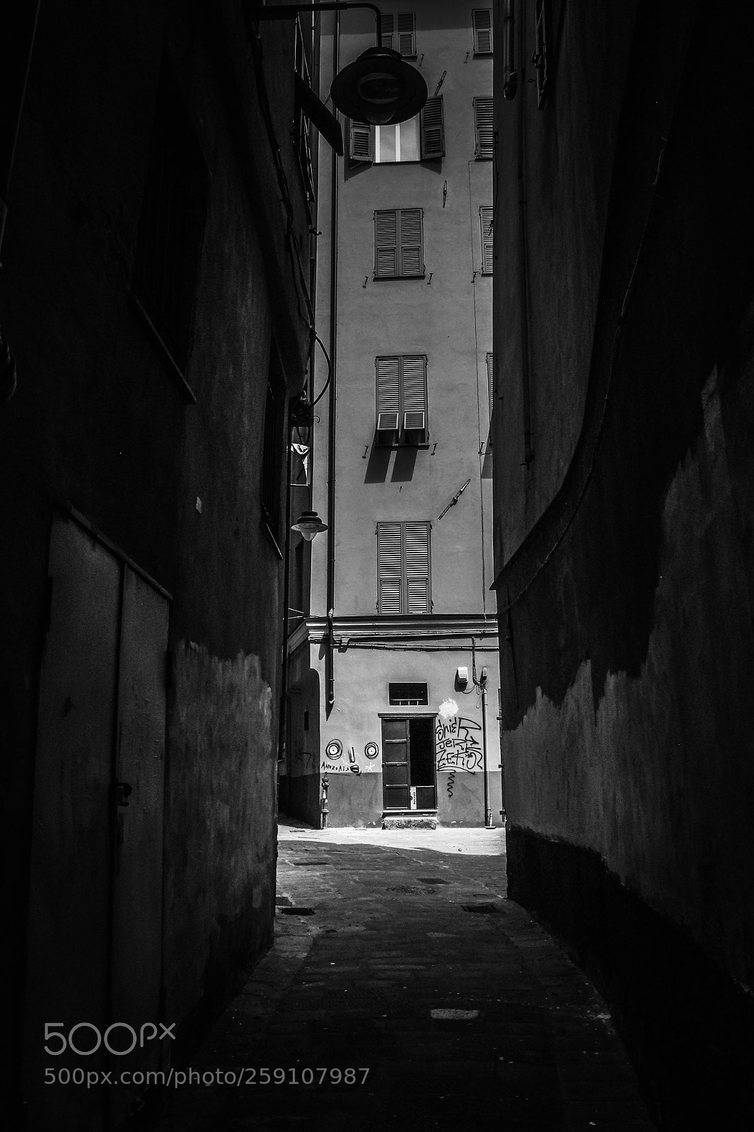 Canon EOS 1100D (EOS Rebel T3 / EOS Kiss X50) sample photo. Genova street photography