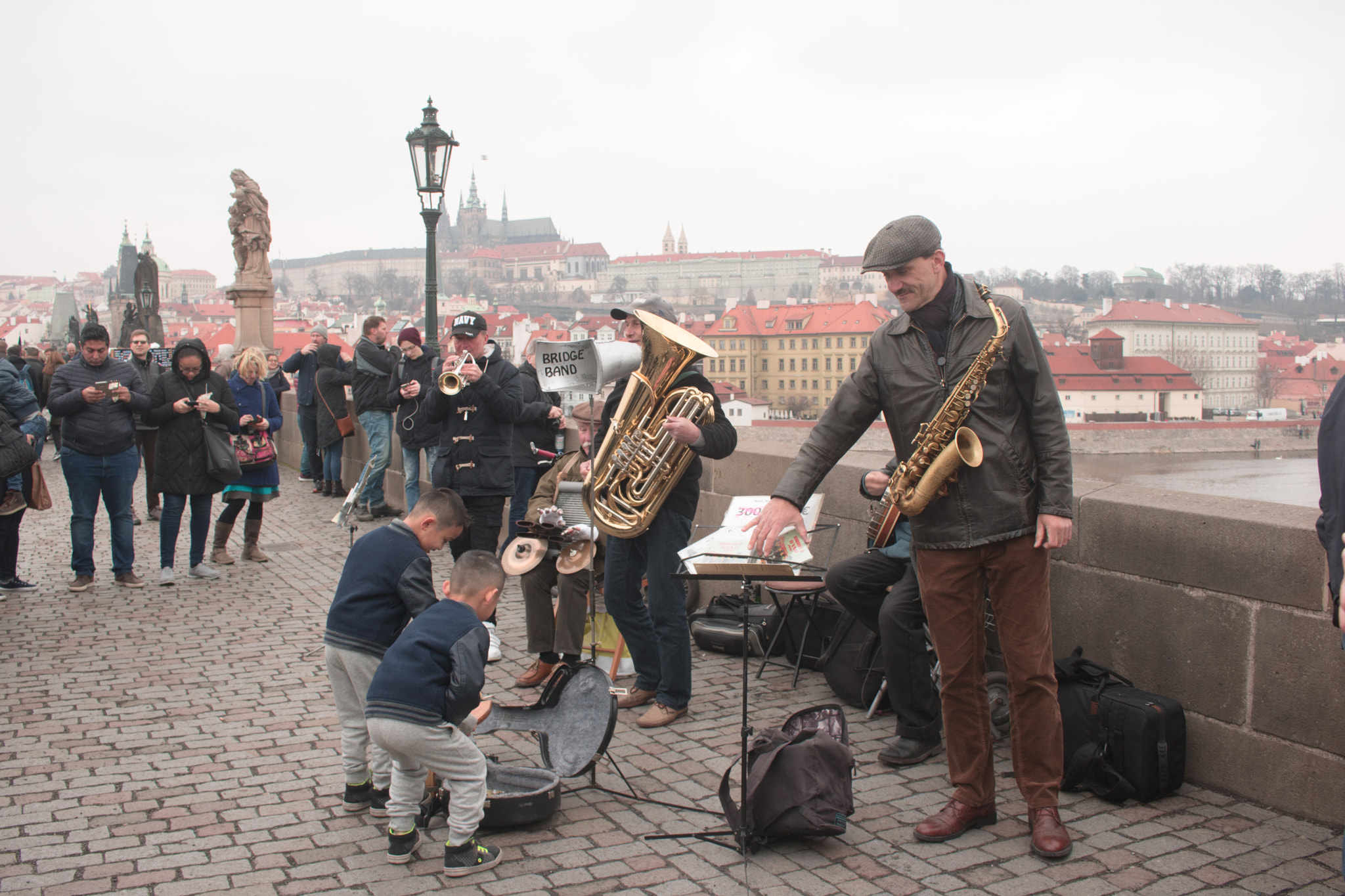 Canon EOS 750D (EOS Rebel T6i / EOS Kiss X8i) sample photo. Musicians on charles bridge photography