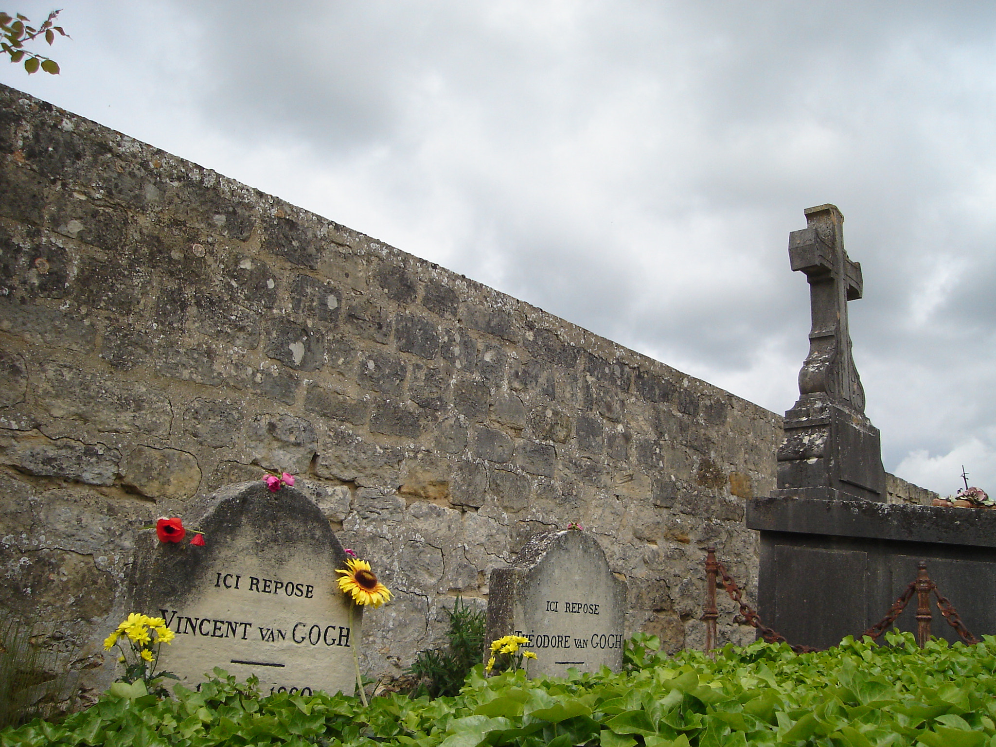 Sony DSC-L1 sample photo. Vincent van gogh and théo 's graves in auvers-sur- photography