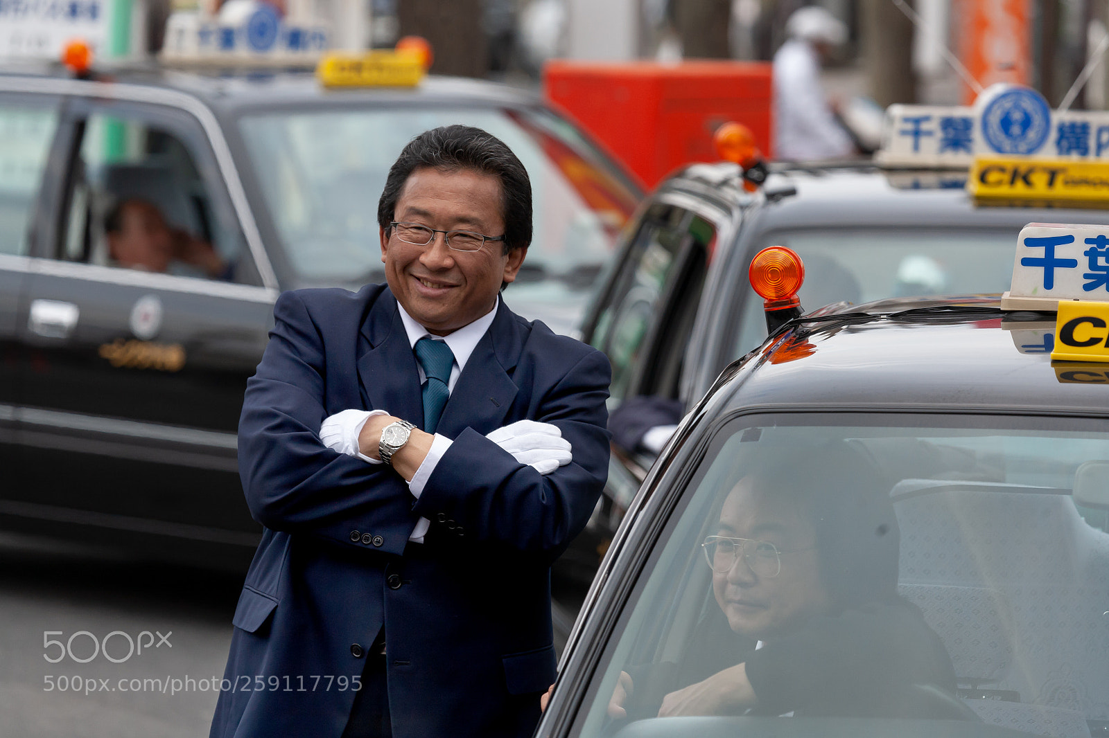 Canon EOS 5D sample photo. Japanese taxi driver waiting photography