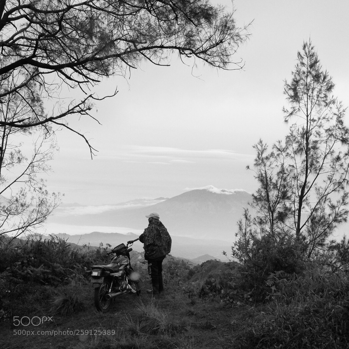 Fujifilm X100T sample photo. Waiting by the cliff photography