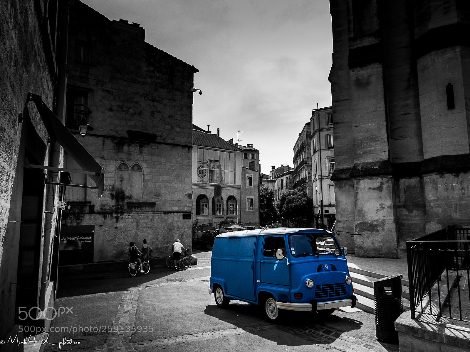 Panasonic Lumix DMC-FZ300 sample photo. Camionnette dans les rues photography