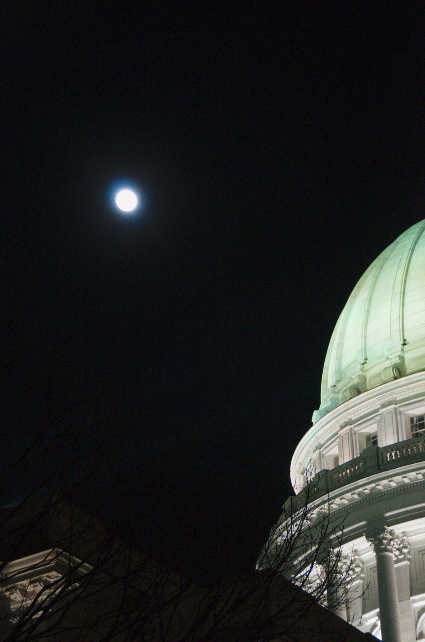 Nikon D300 + Nikon AF-S DX Nikkor 18-200mm F3.5-5.6G ED VR II sample photo. Capitol dome at full moon photography