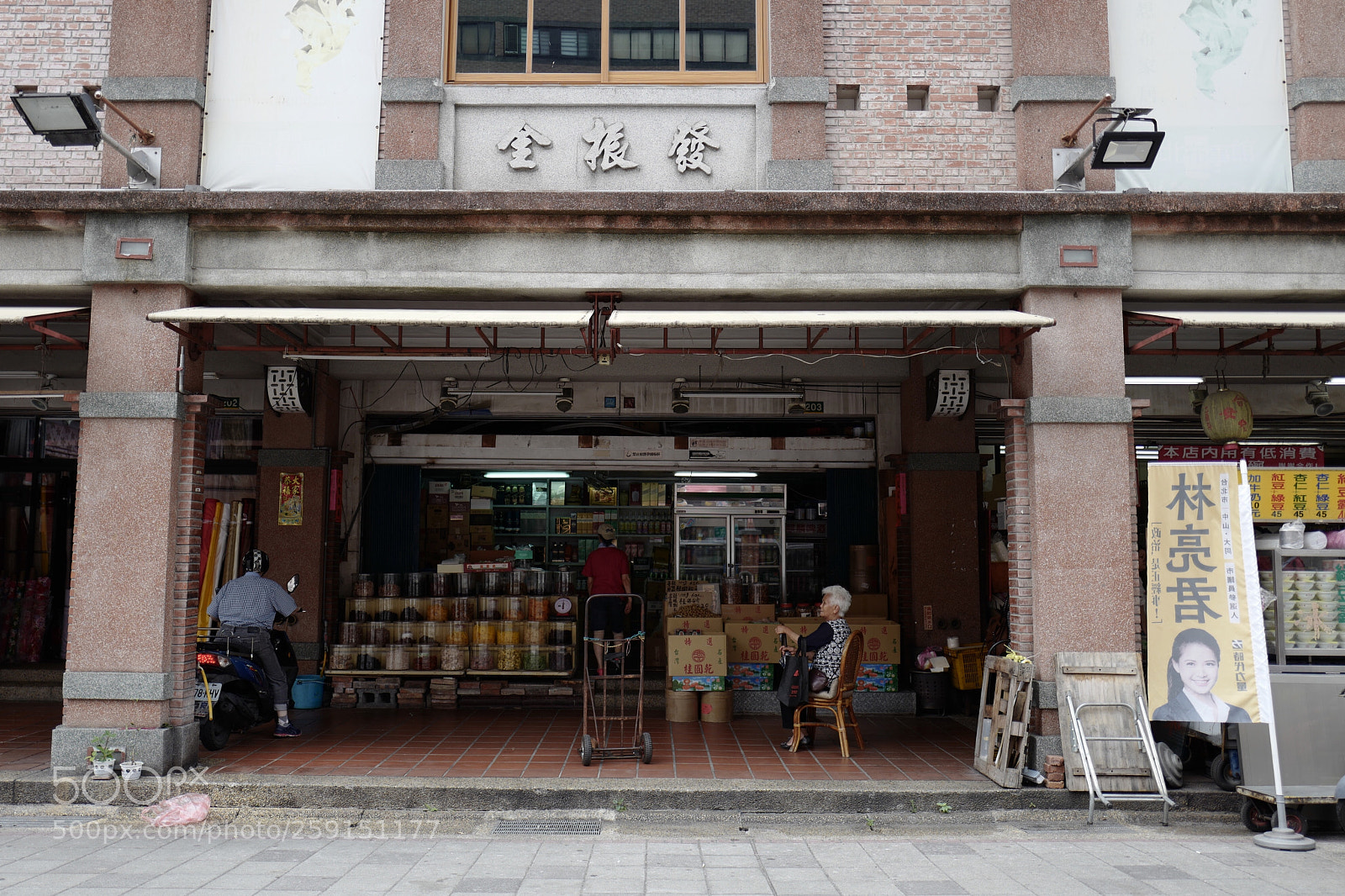 Leica Q (Typ 116) sample photo. 金根發？認不出來了 photography