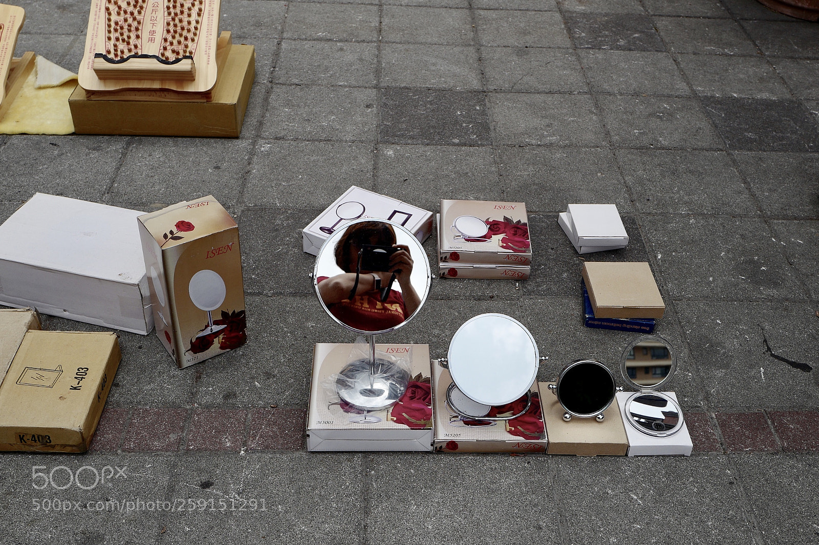 Leica Q (Typ 116) sample photo. 路過一個賣鏡子的地攤 photography
