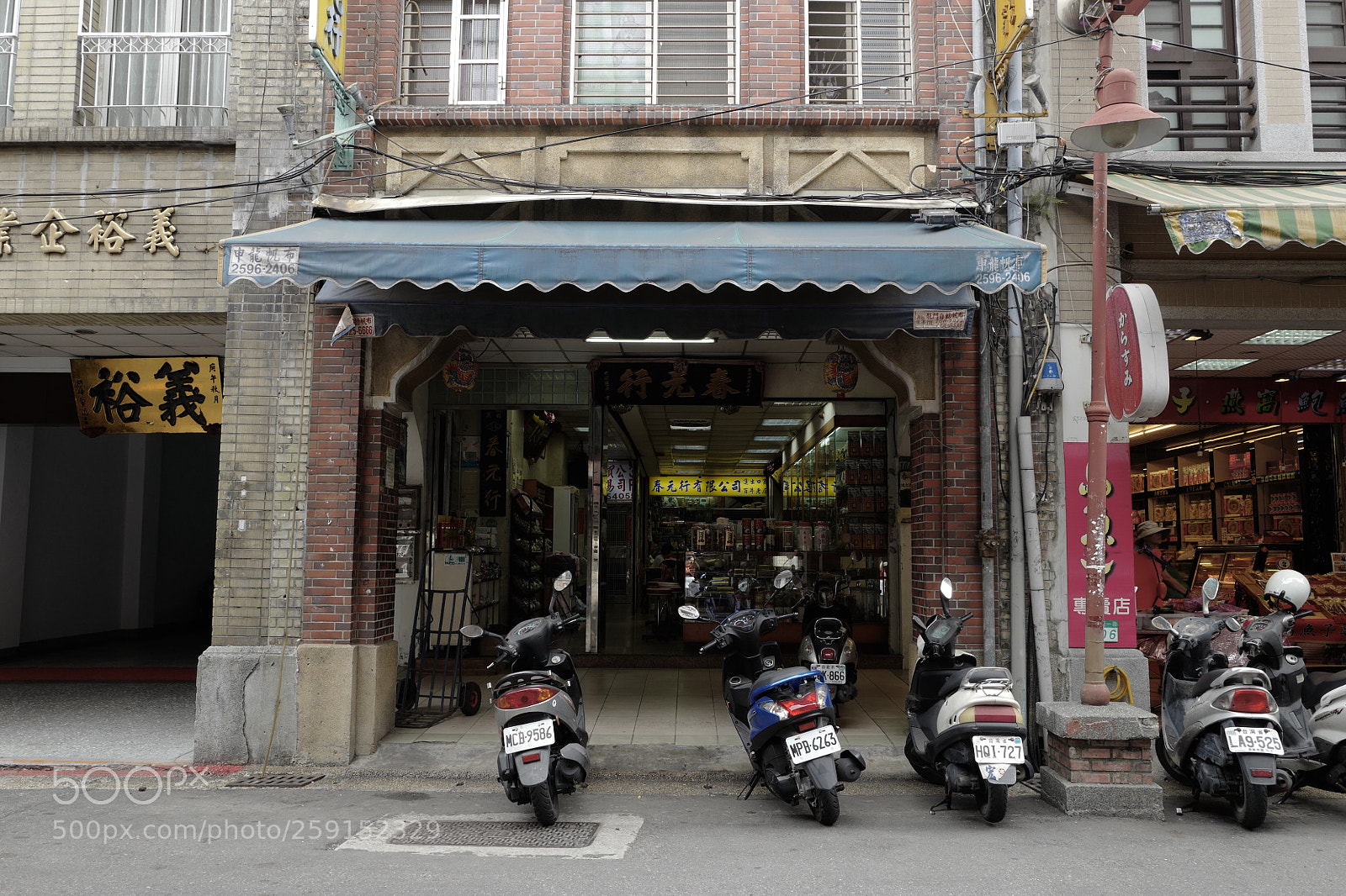 Leica Q (Typ 116) sample photo. 春光行，名字好像電視劇裡面的，左邊的店鋪名字也很有feel photography
