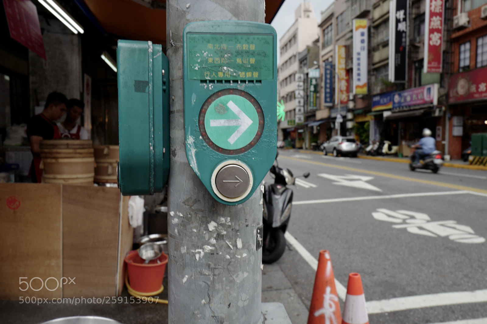 Leica Q (Typ 116) sample photo. 超大號且很矮的紅綠燈不怕熊孩子去調皮亂摁嗎？ photography