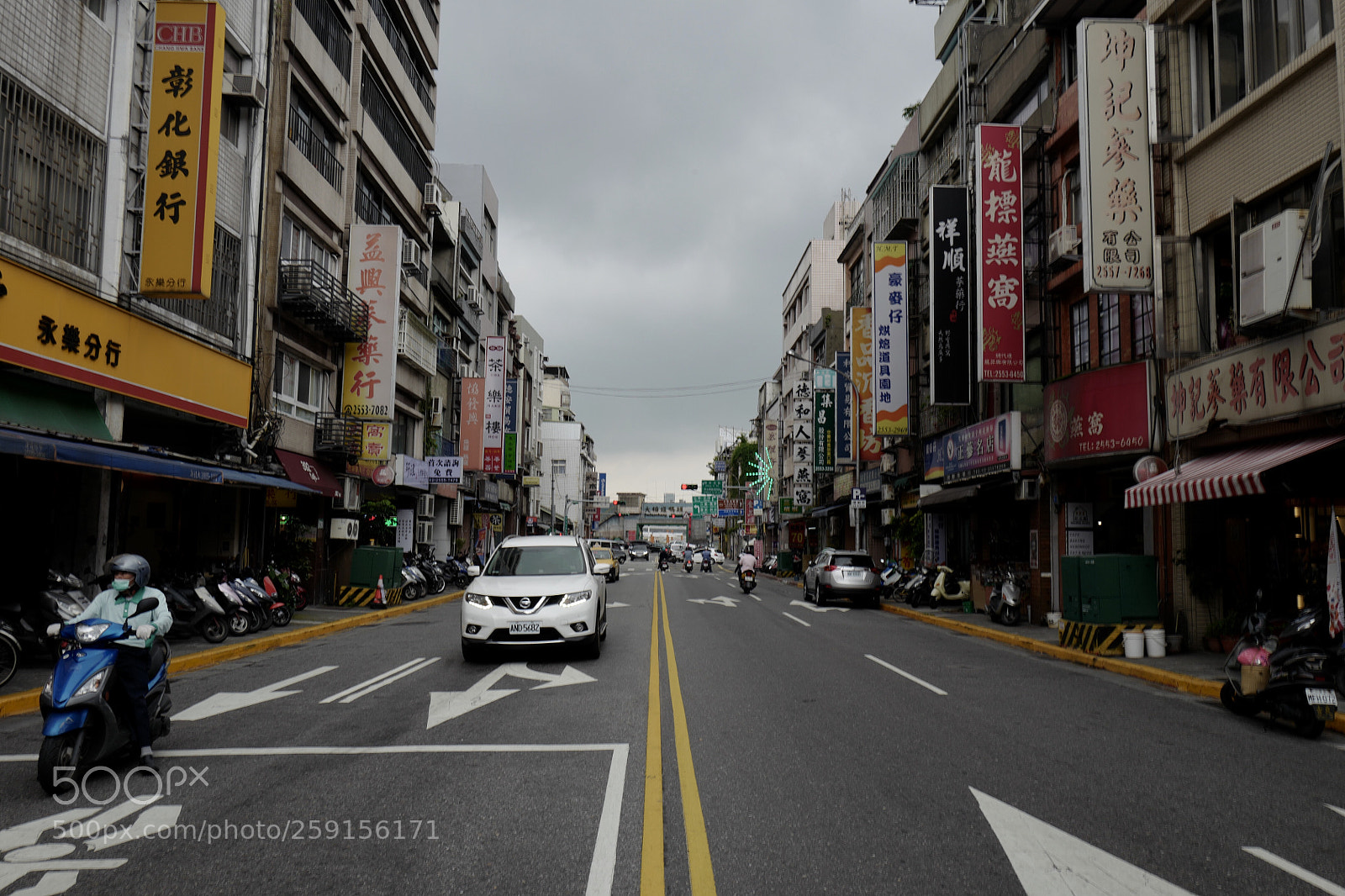 Leica Q (Typ 116) sample photo. 烏雲密佈的掃街之路中央拍法 photography