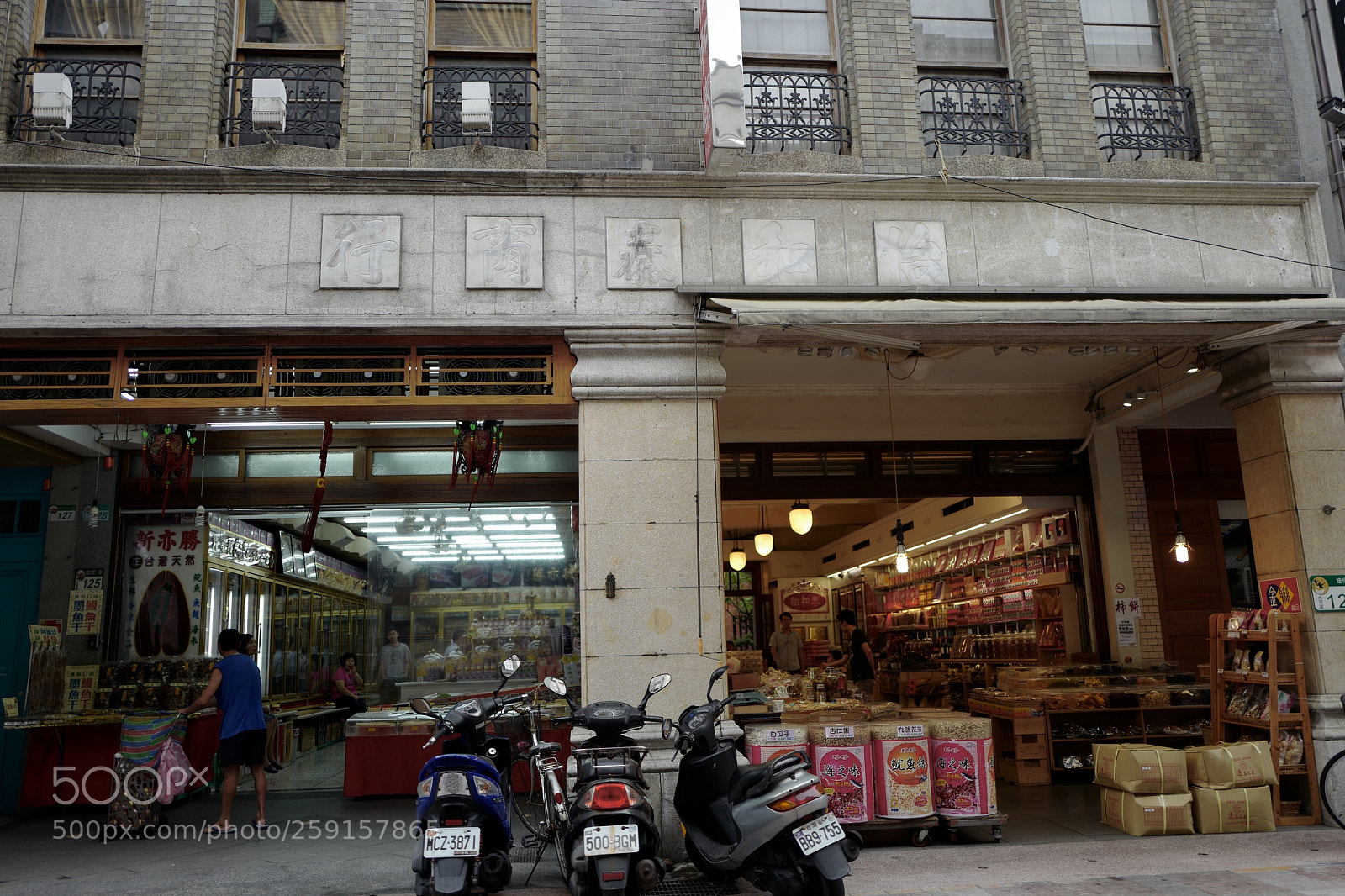Leica Q (Typ 116) sample photo. 那若隱若現的文字有一種歷史的紀錄感 photography