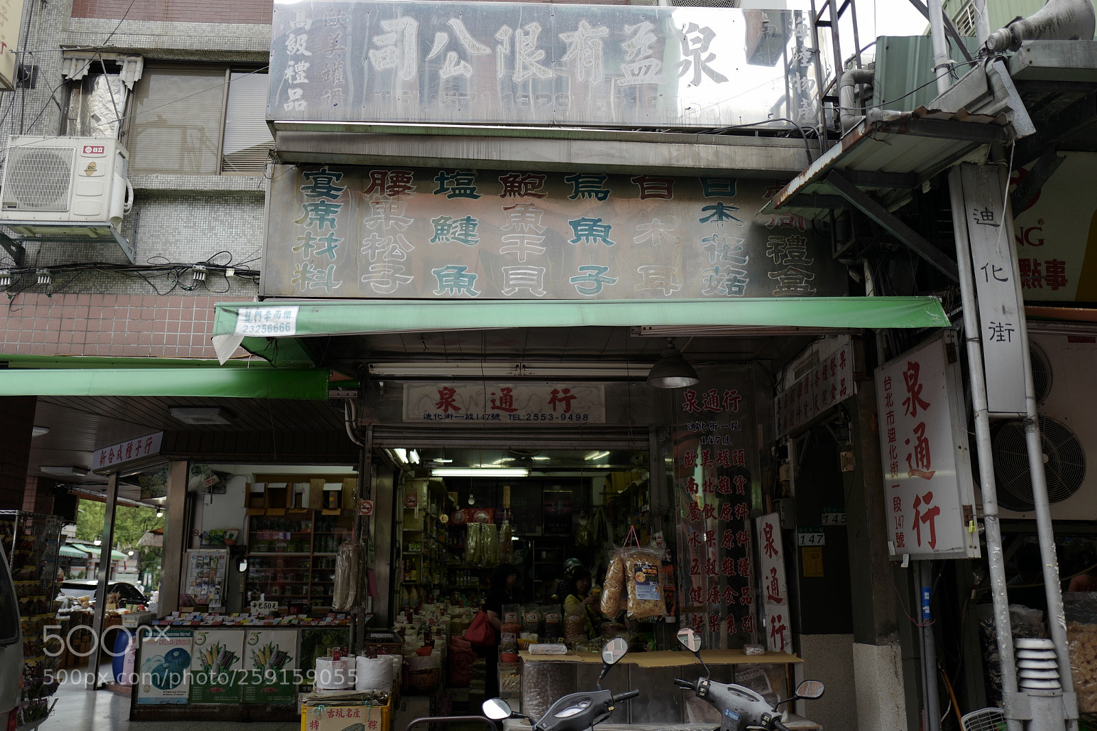 Leica Q (Typ 116) sample photo. 有歷史感的廣告牌，超級喜歡這張 photography