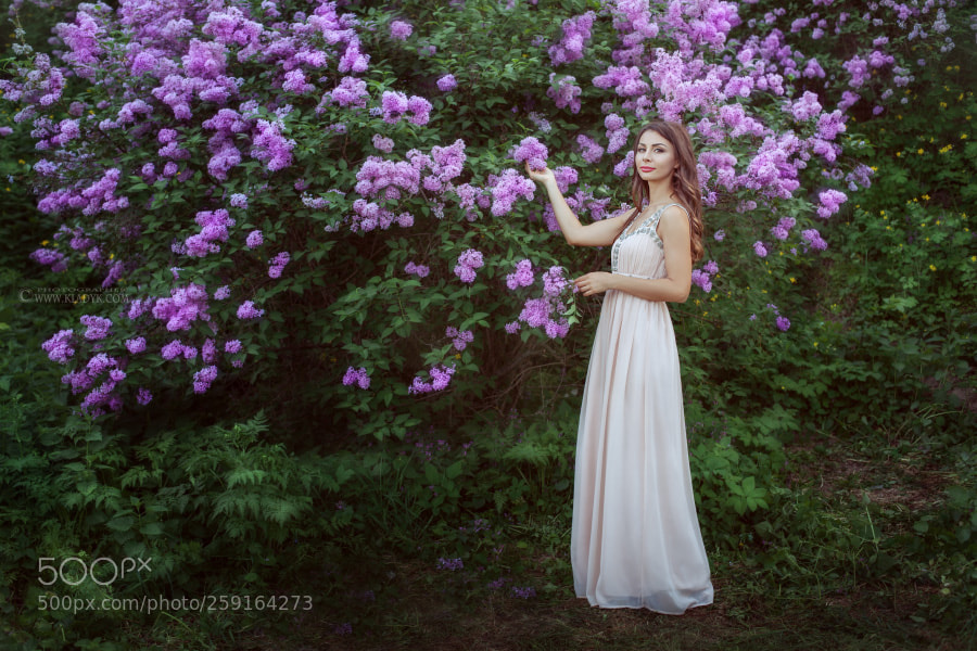 Canon EOS 5D Mark II sample photo. Young woman near a photography