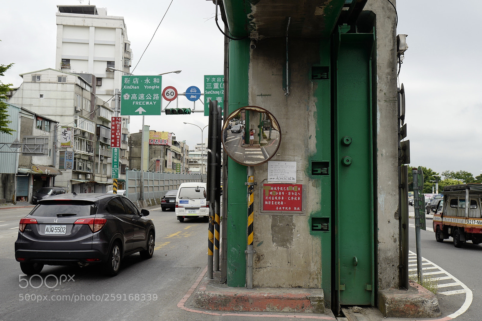 Leica Q (Typ 116) sample photo. 等紅綠燈的時候的自拍，隔壁站著一個帥氣的小哥哥 photography
