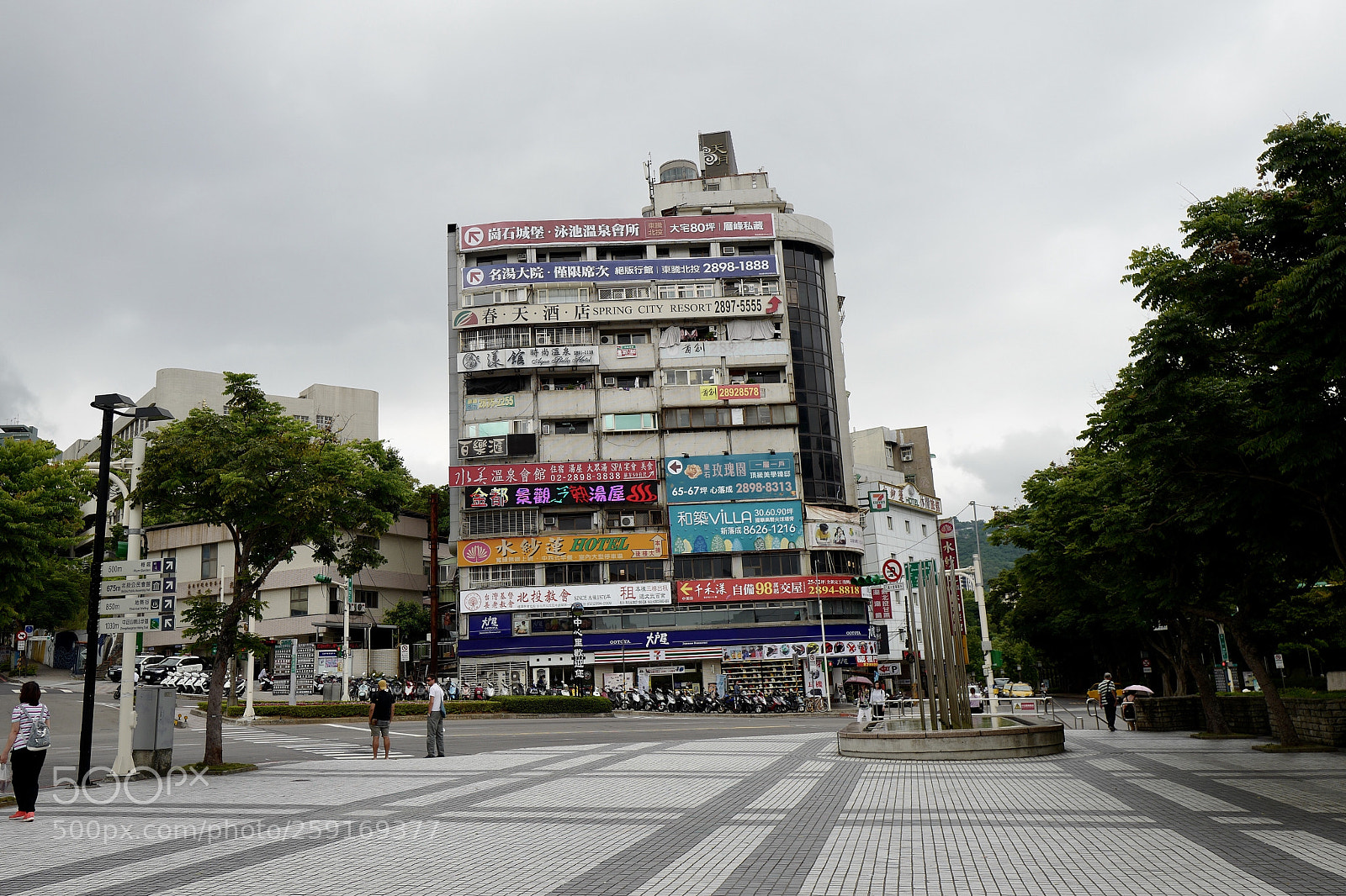 Leica Q (Typ 116) sample photo. 滿滿都是廣告的牆體 photography