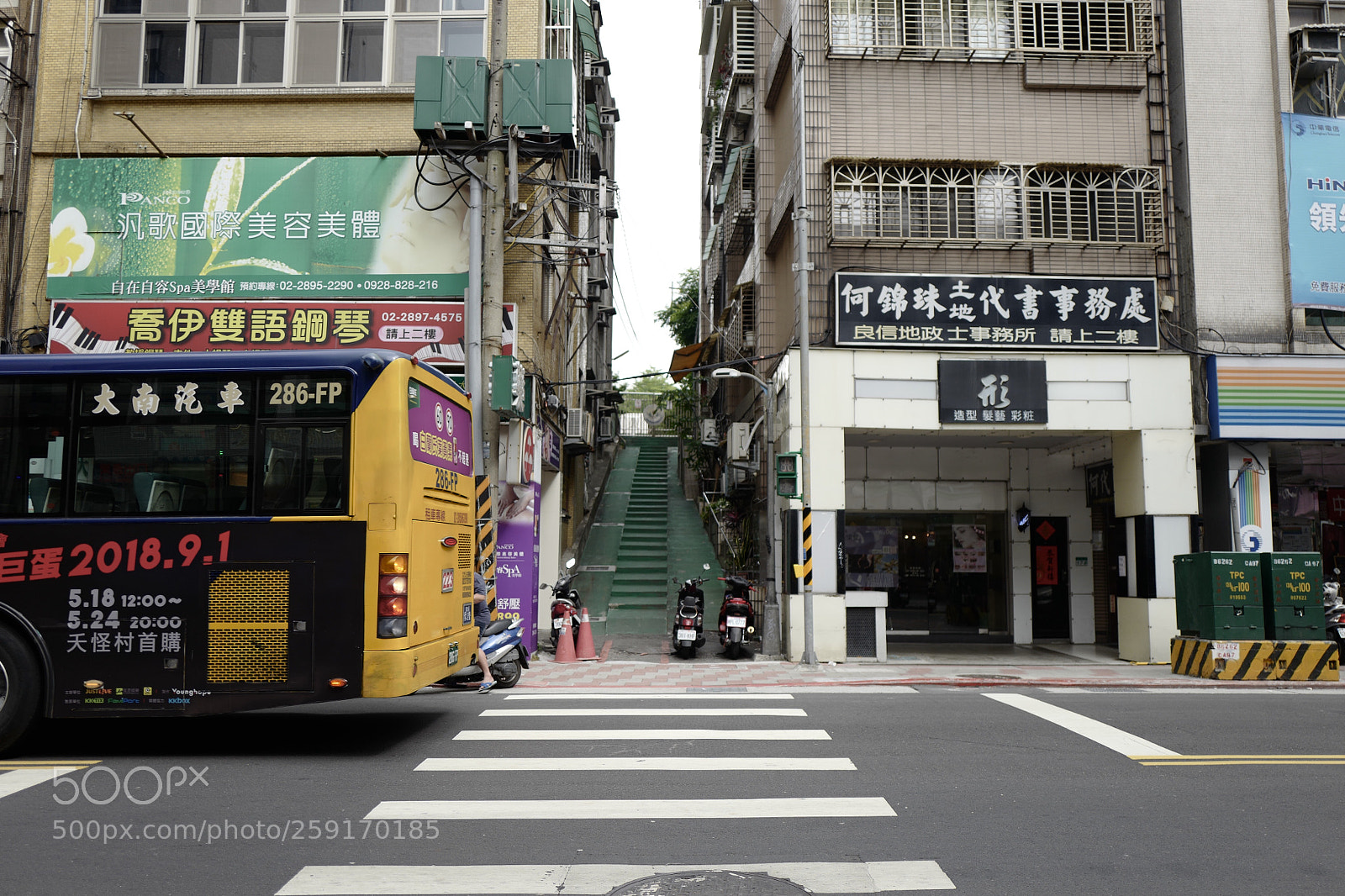 Leica Q (Typ 116) sample photo. 總幻想這種兩棟建築的後巷可以走出自己的童年 photography