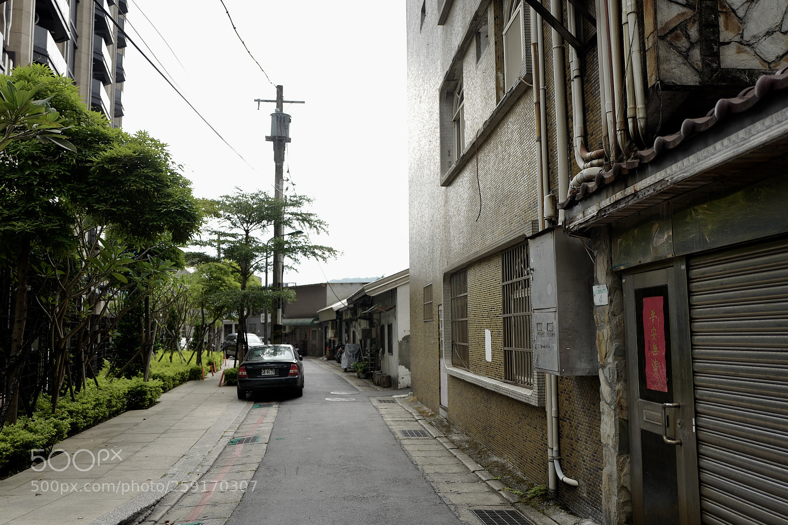 Leica Q (Typ 116) sample photo. 安安靜靜的走在別人家的門前 photography