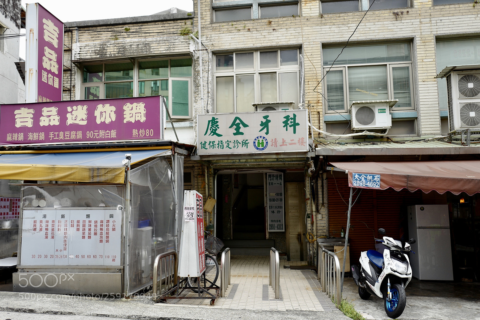 Leica Q (Typ 116) sample photo. 看到這個招牌是讓我想起我之前教過的一個學生叫 劉慶泉 photography