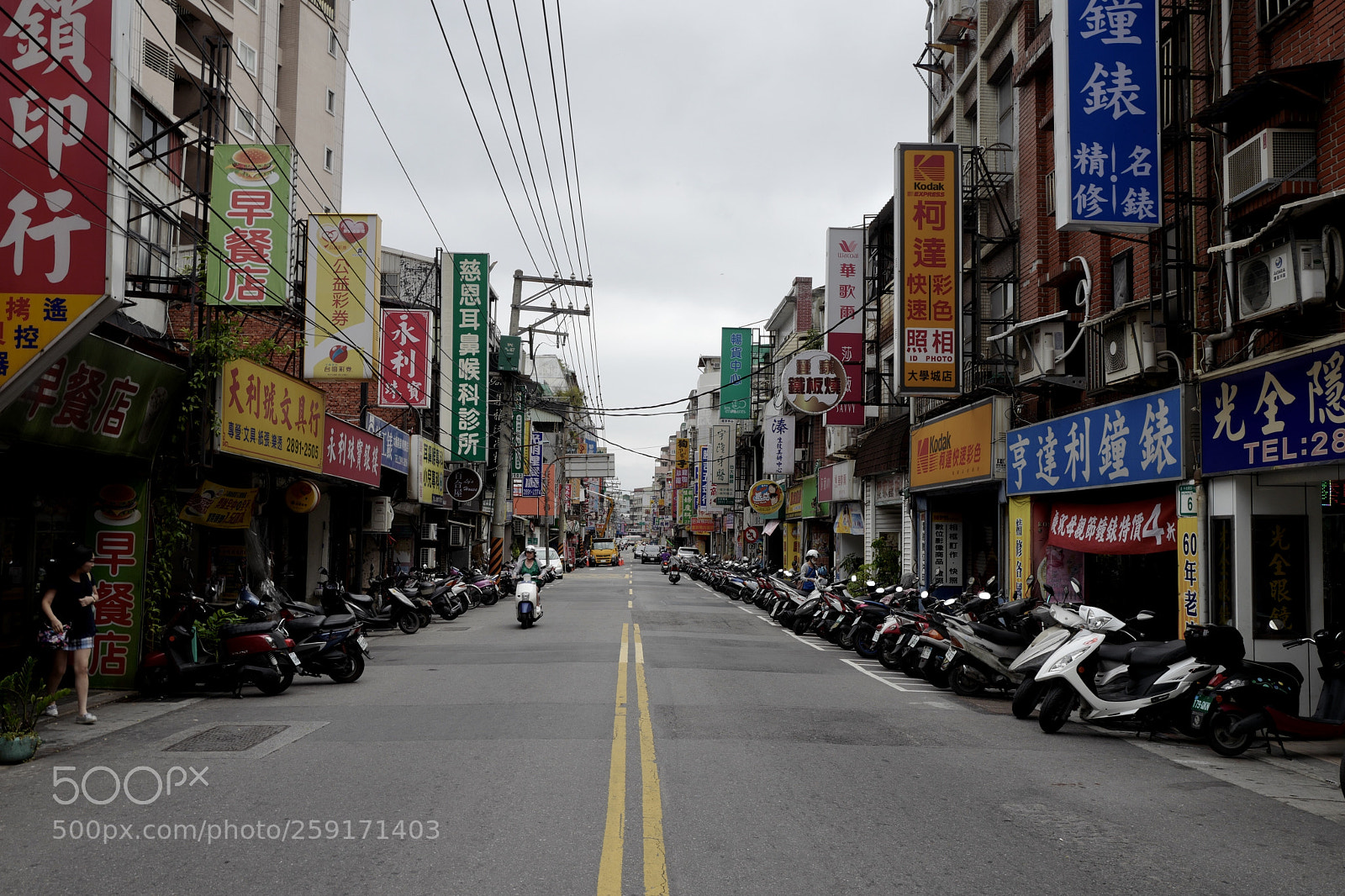 Leica Q (Typ 116) sample photo. 期待這種燈紅酒綠的夜景會是什麼樣子 photography