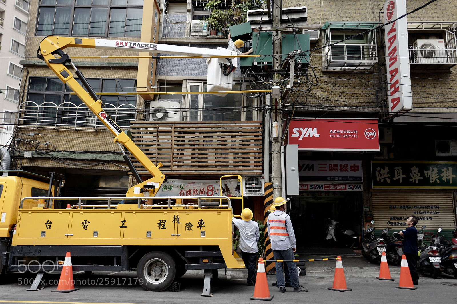 Leica Q (Typ 116) sample photo. 偶遇電力維修 photography