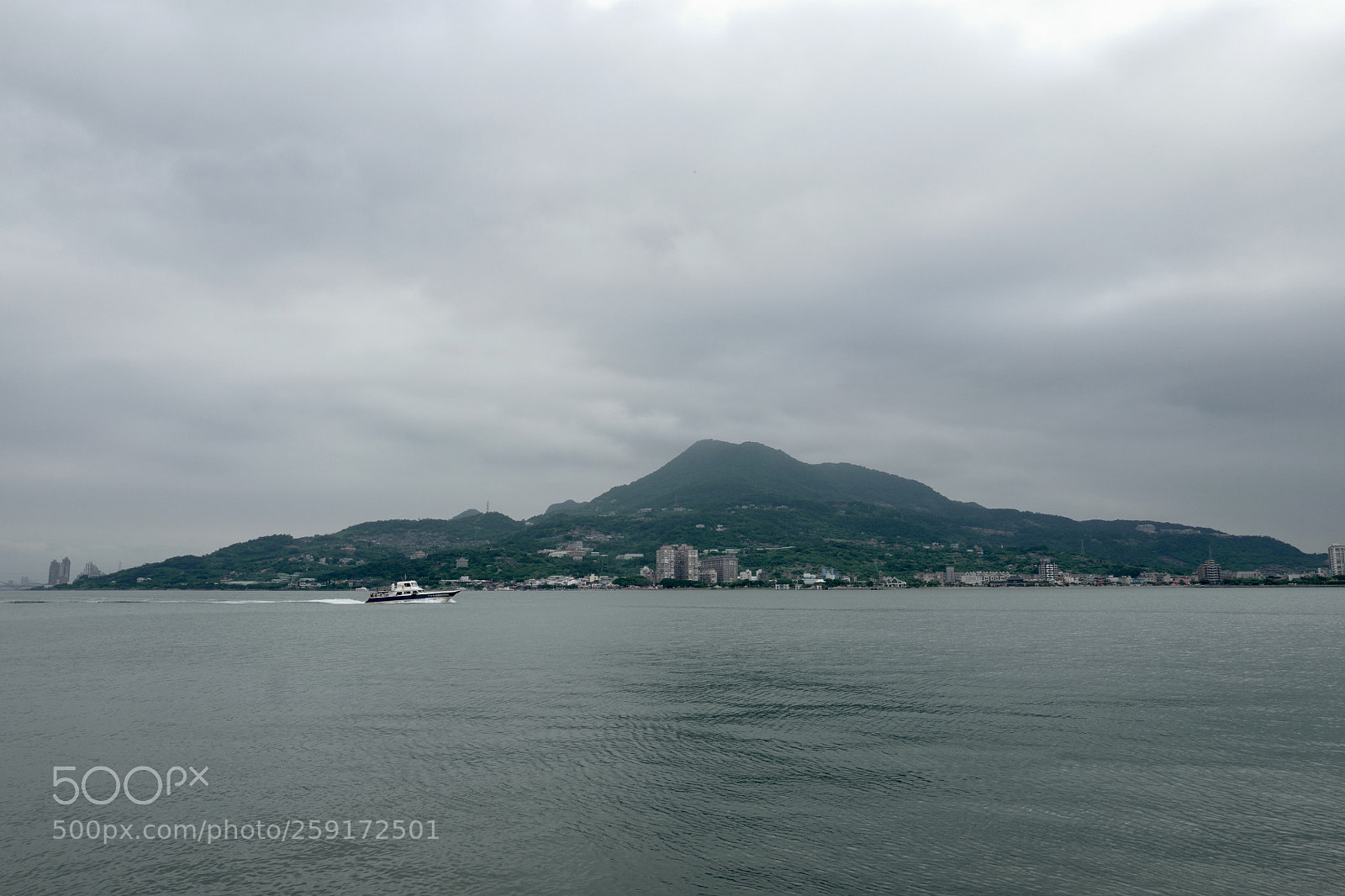 Leica Q (Typ 116) sample photo. 相機沒電前最後的掙扎，拍個對面的景色開始坐在海邊發呆 photography