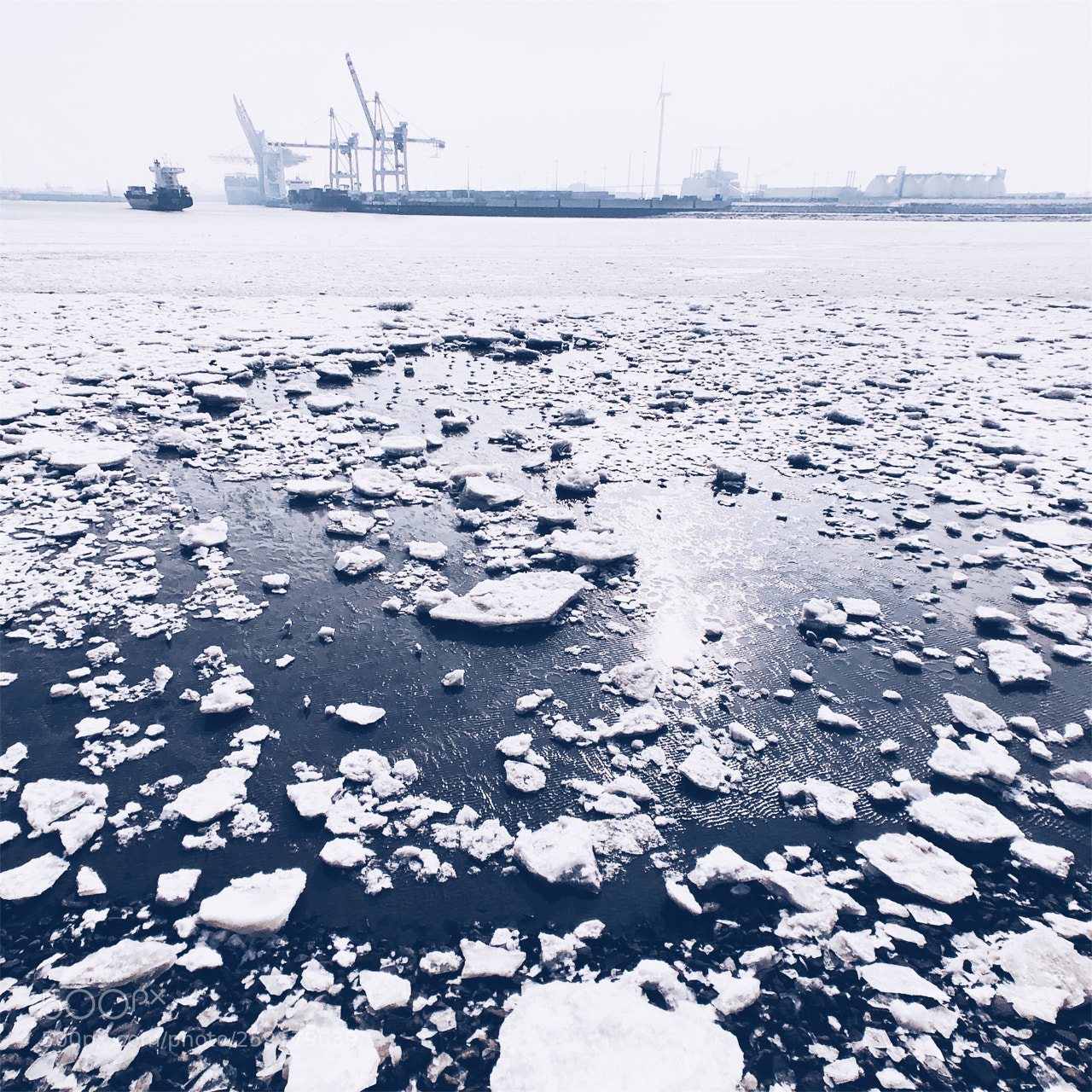 Apple iPhone X sample photo. Elbe on ice photography