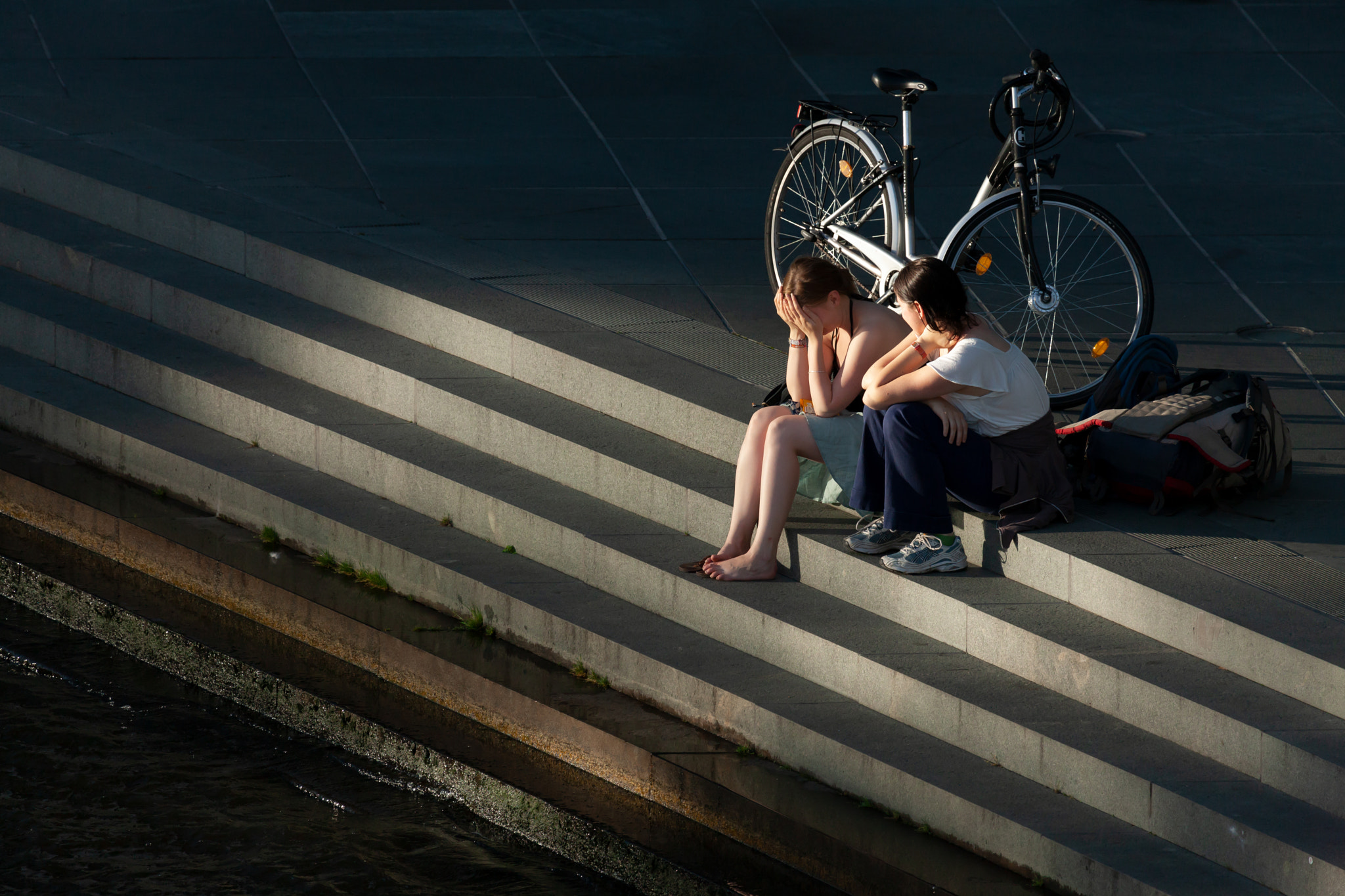 Canon EOS-1Ds Mark III sample photo. Two young women sitting on stairs in berlin photography