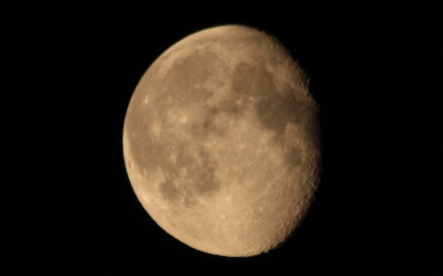 Canon EF 70-300mm F4-5.6 IS USM sample photo. Little moon photography
