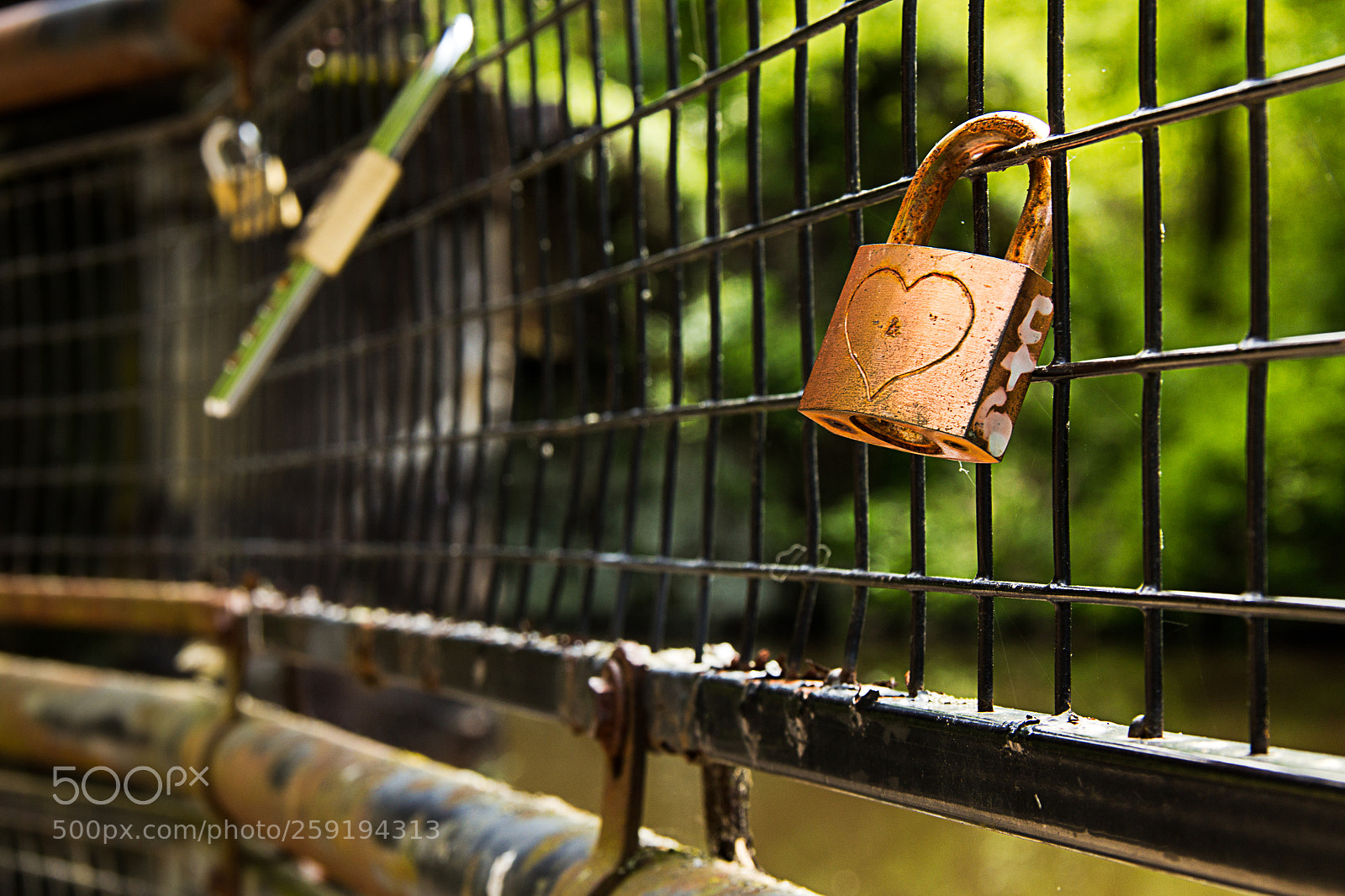 Canon EOS 600D (Rebel EOS T3i / EOS Kiss X5) sample photo. Love lock photography