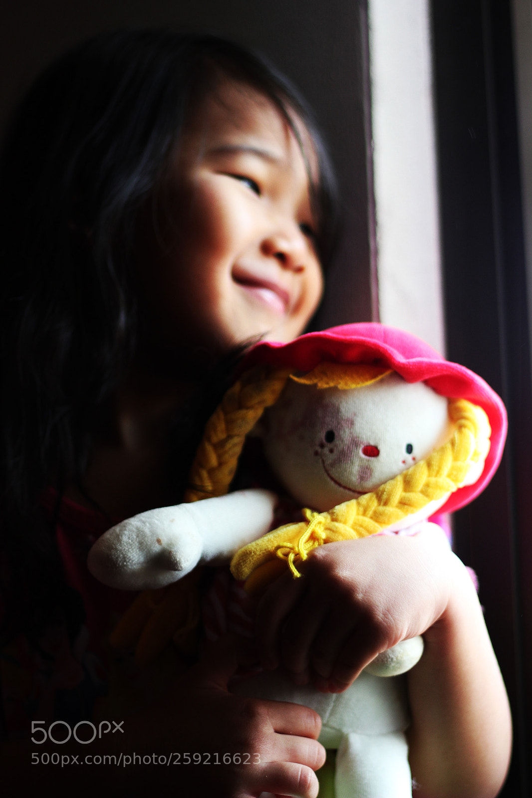 Canon EOS 550D (EOS Rebel T2i / EOS Kiss X4) sample photo. The smiling girl with photography