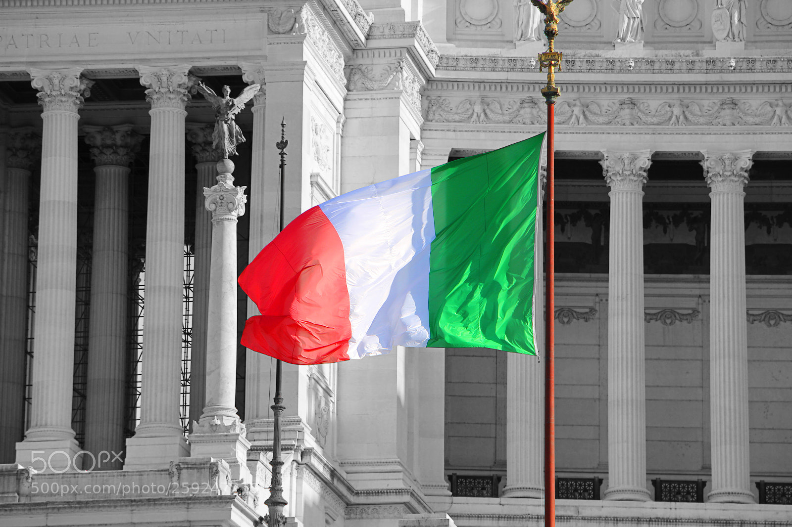 Canon EOS 700D (EOS Rebel T5i / EOS Kiss X7i) sample photo. Italian flag photography