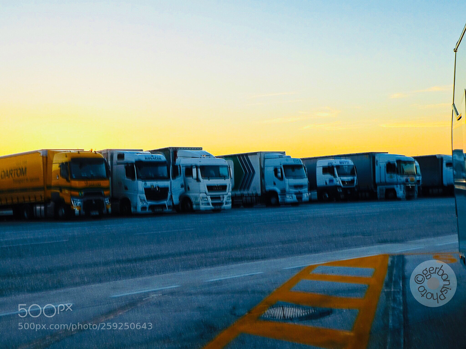 Panasonic Lumix DC-ZS70 (Lumix DC-TZ90) sample photo. Trucks in obligatory stop photography