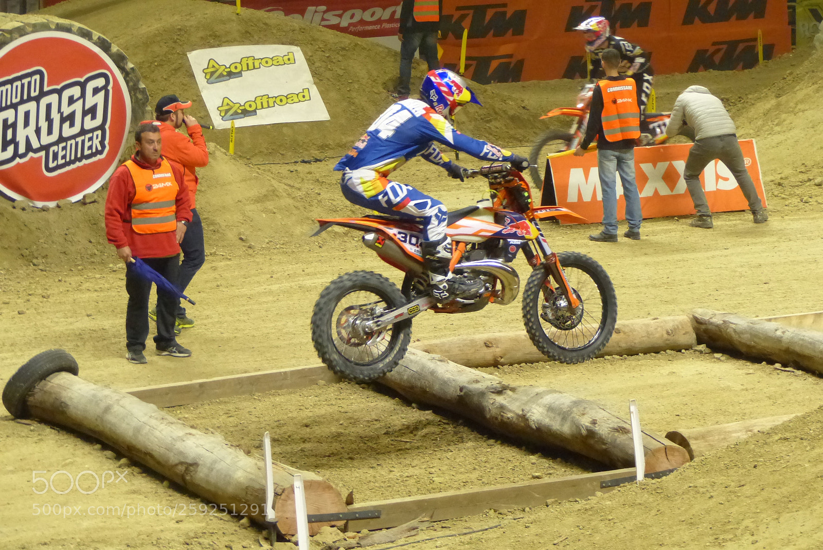 Panasonic Lumix DMC-FZ200 sample photo. Super enduro in mart photography