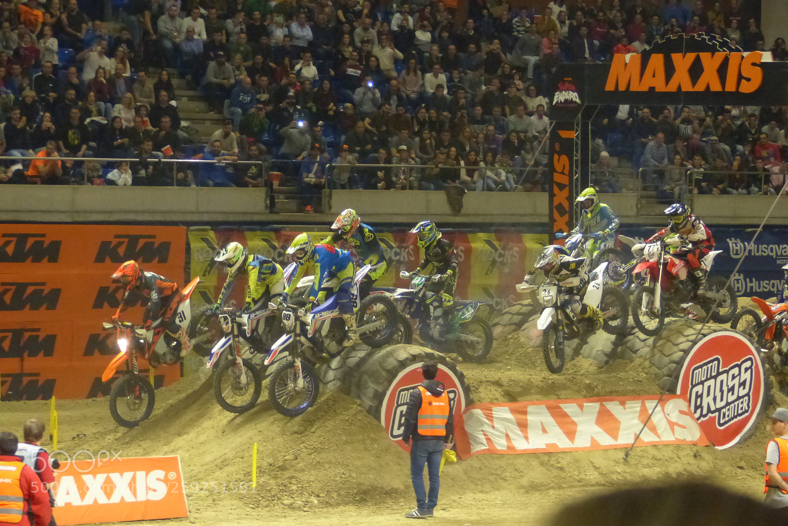 Panasonic Lumix DMC-FZ200 sample photo. Super enduro in mart photography