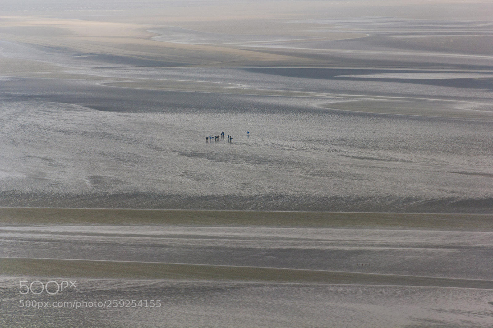 Canon EOS 550D (EOS Rebel T2i / EOS Kiss X4) sample photo. People walking on mont-saint-michel photography