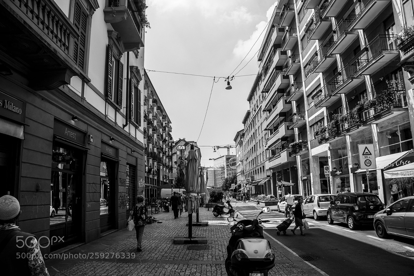 Canon EOS 1200D (EOS Rebel T5 / EOS Kiss X70 / EOS Hi) sample photo. Ordinary day in milan photography