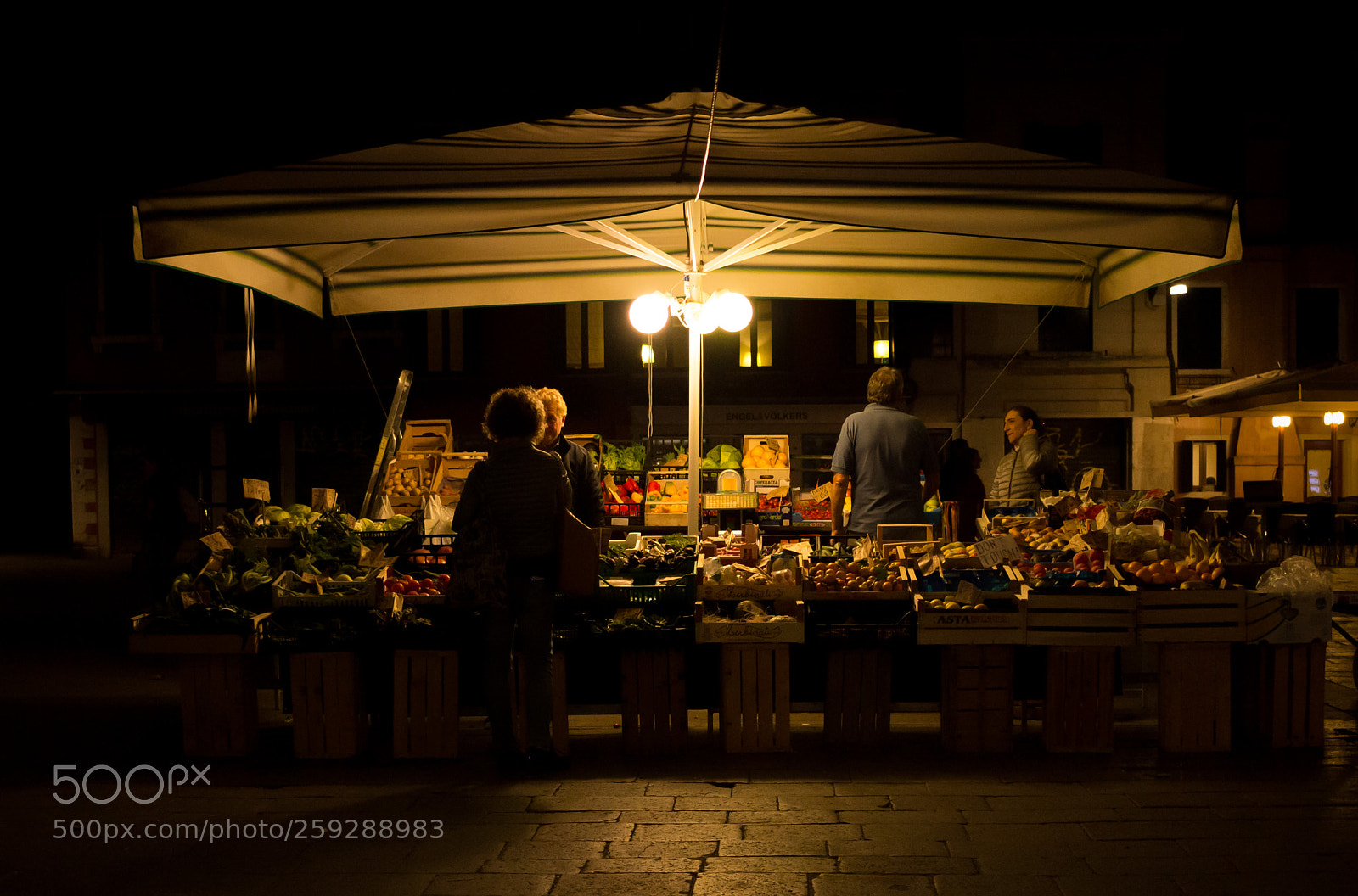 Canon EOS 700D (EOS Rebel T5i / EOS Kiss X7i) sample photo. Night shopping photography