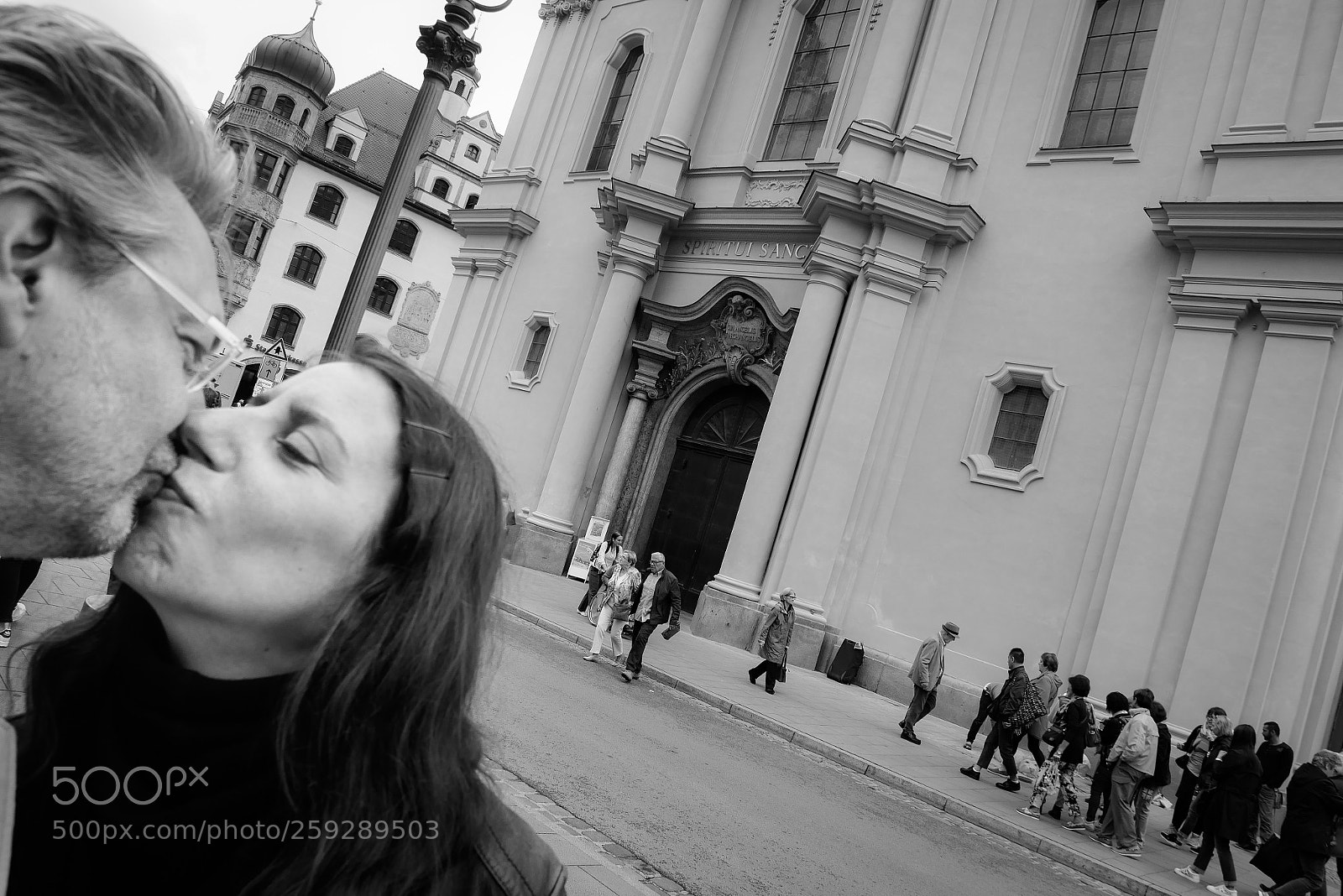 Panasonic Lumix DMC-GX85 (Lumix DMC-GX80 / Lumix DMC-GX7 Mark II) sample photo. Kiss and church and photography