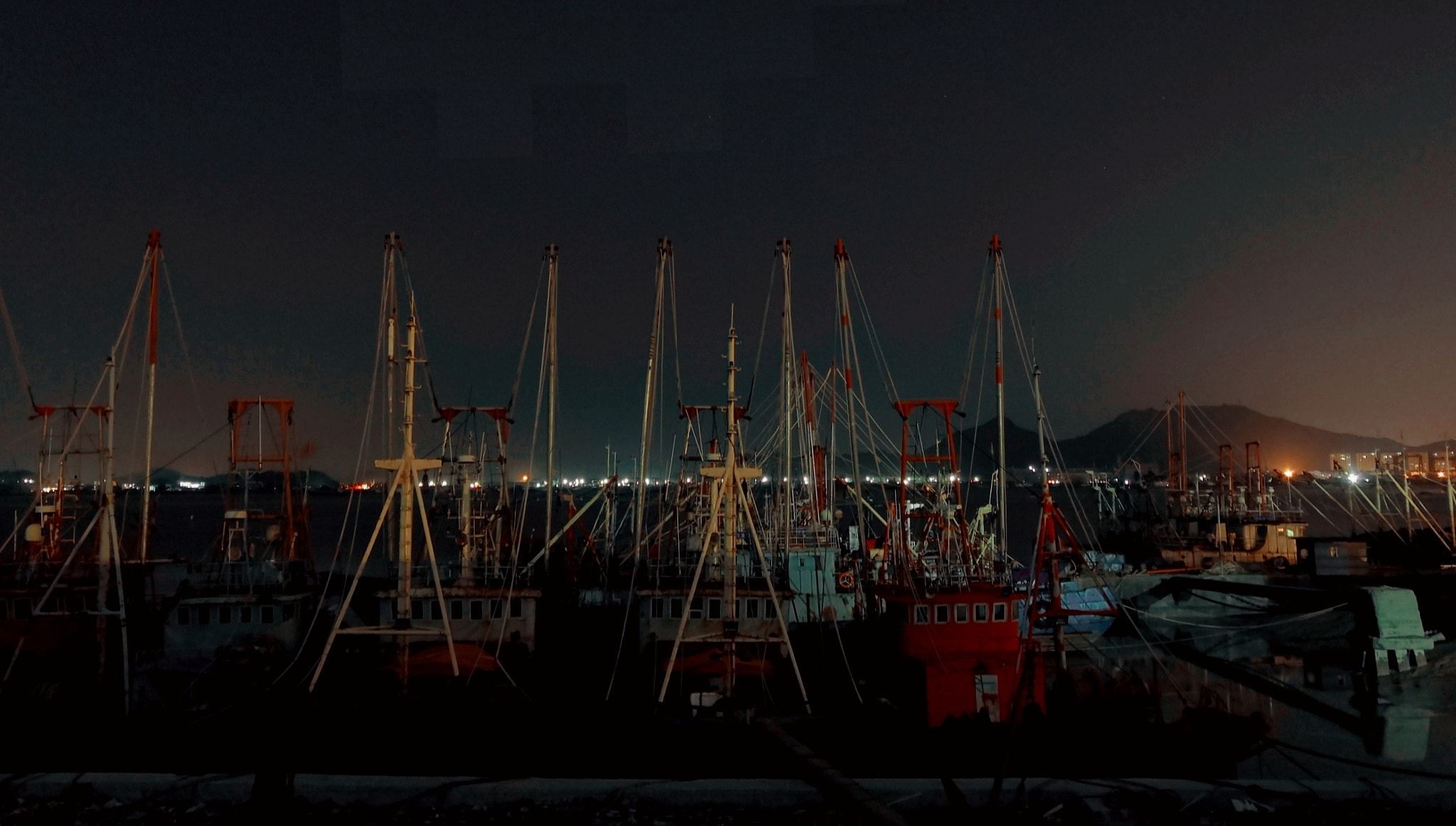 HUAWEI Honor 10 sample photo. Boat at riverside in night

，3 photography