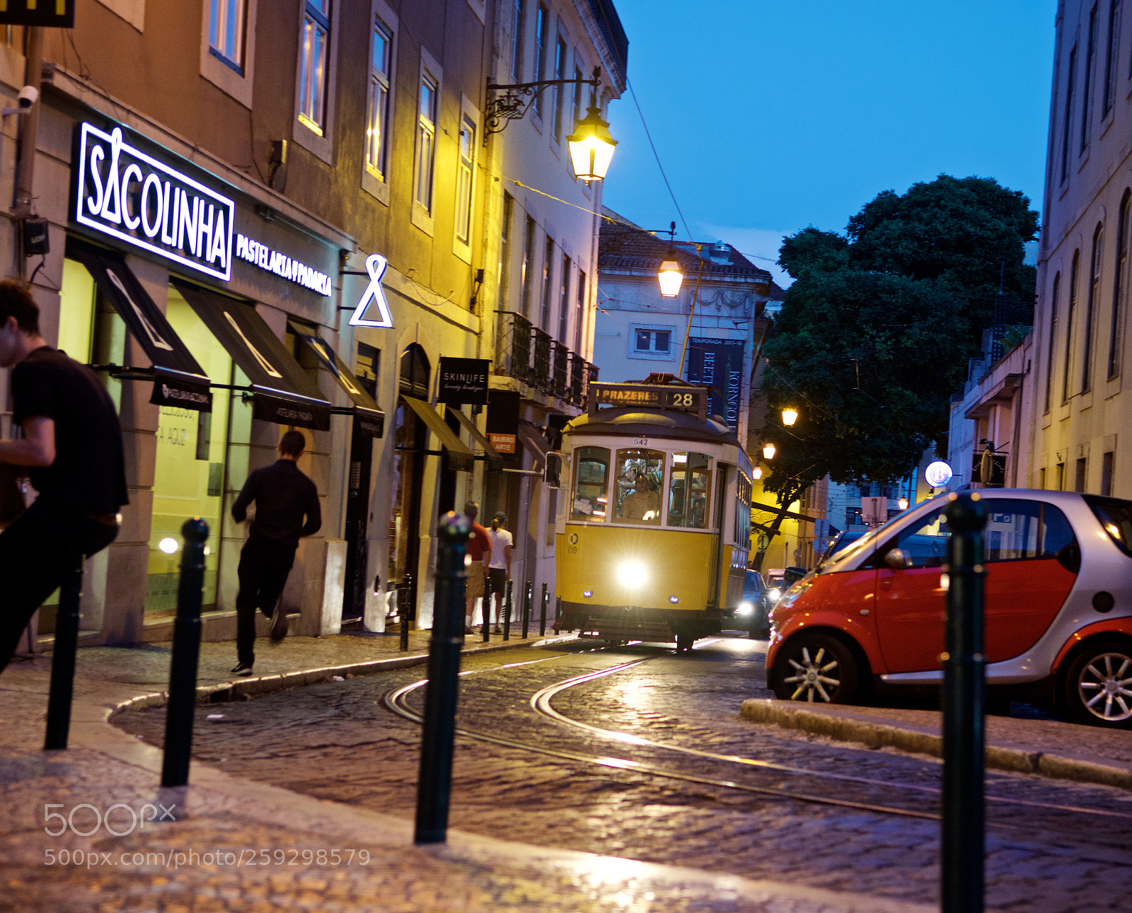 Nikon D7100 sample photo. Lisbon yellow tram photography