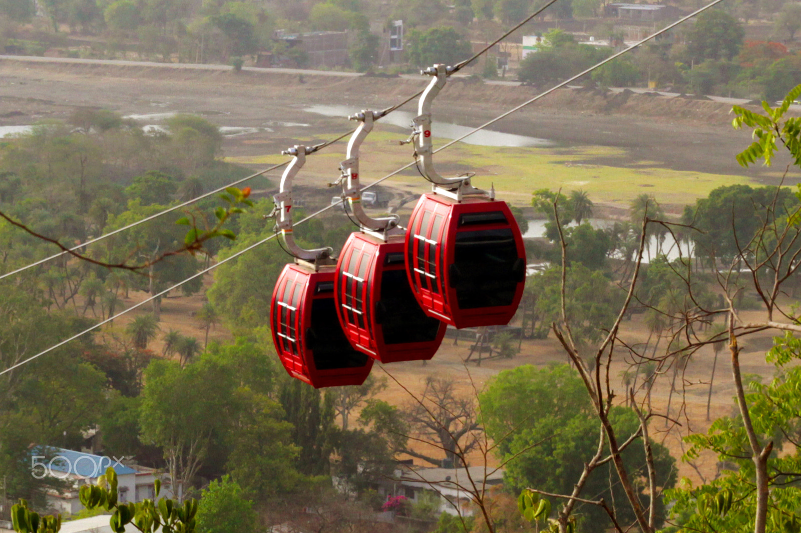 Canon EOS 4000D (EOS Rebel T100 / EOS 3000D) sample photo. Red cable cars with black windows going down photography