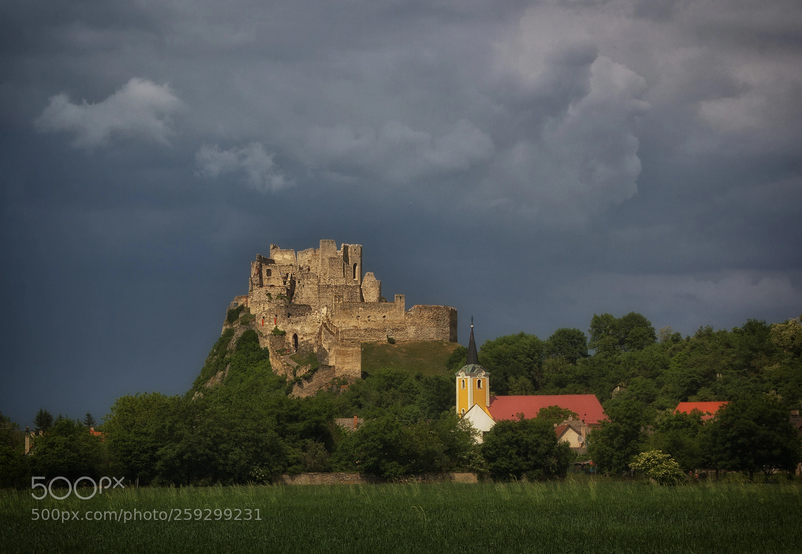 Canon EOS 550D (EOS Rebel T2i / EOS Kiss X4) sample photo. Beckov castle & church photography
