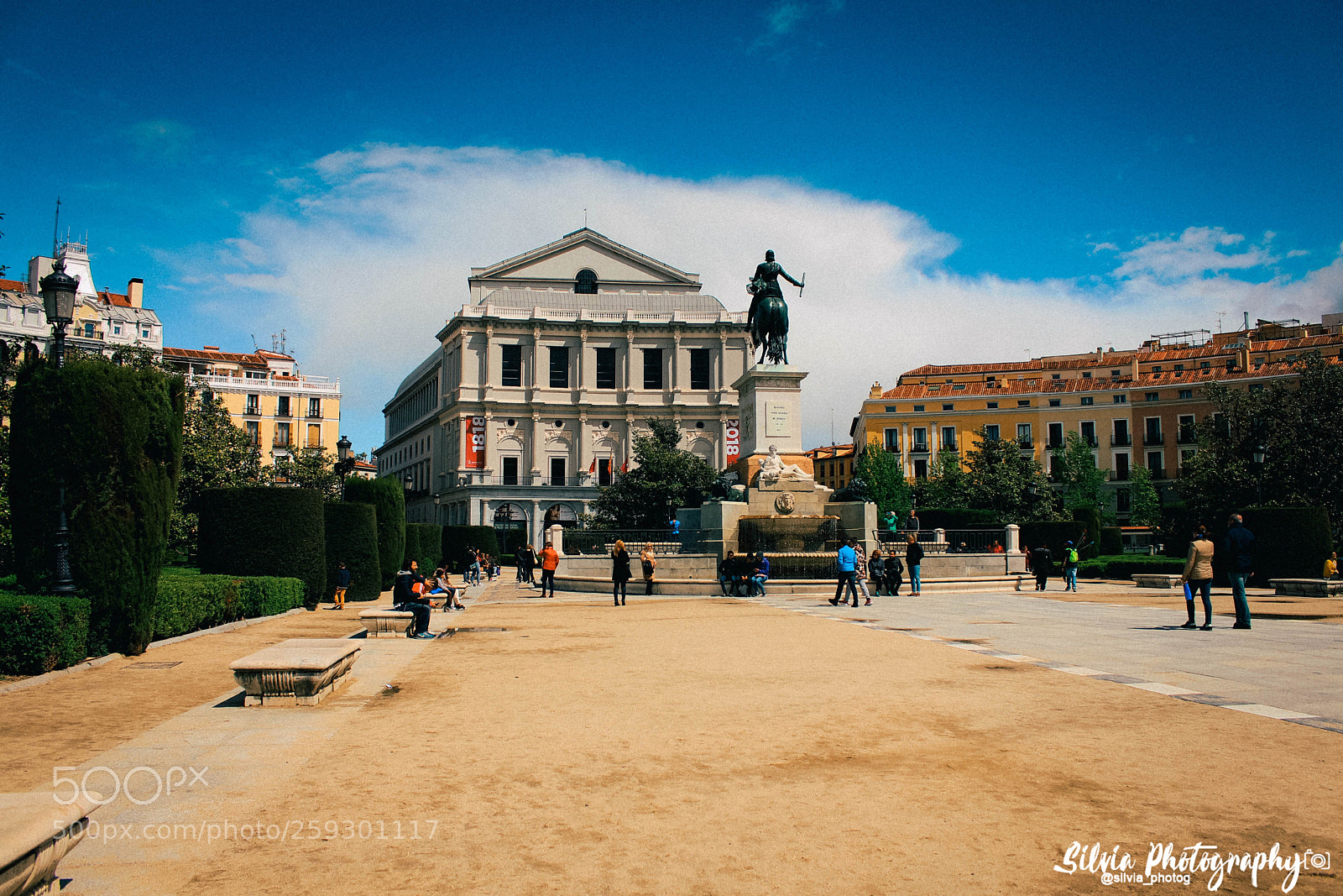 Canon EOS 700D (EOS Rebel T5i / EOS Kiss X7i) sample photo. Plaza de oriente photography