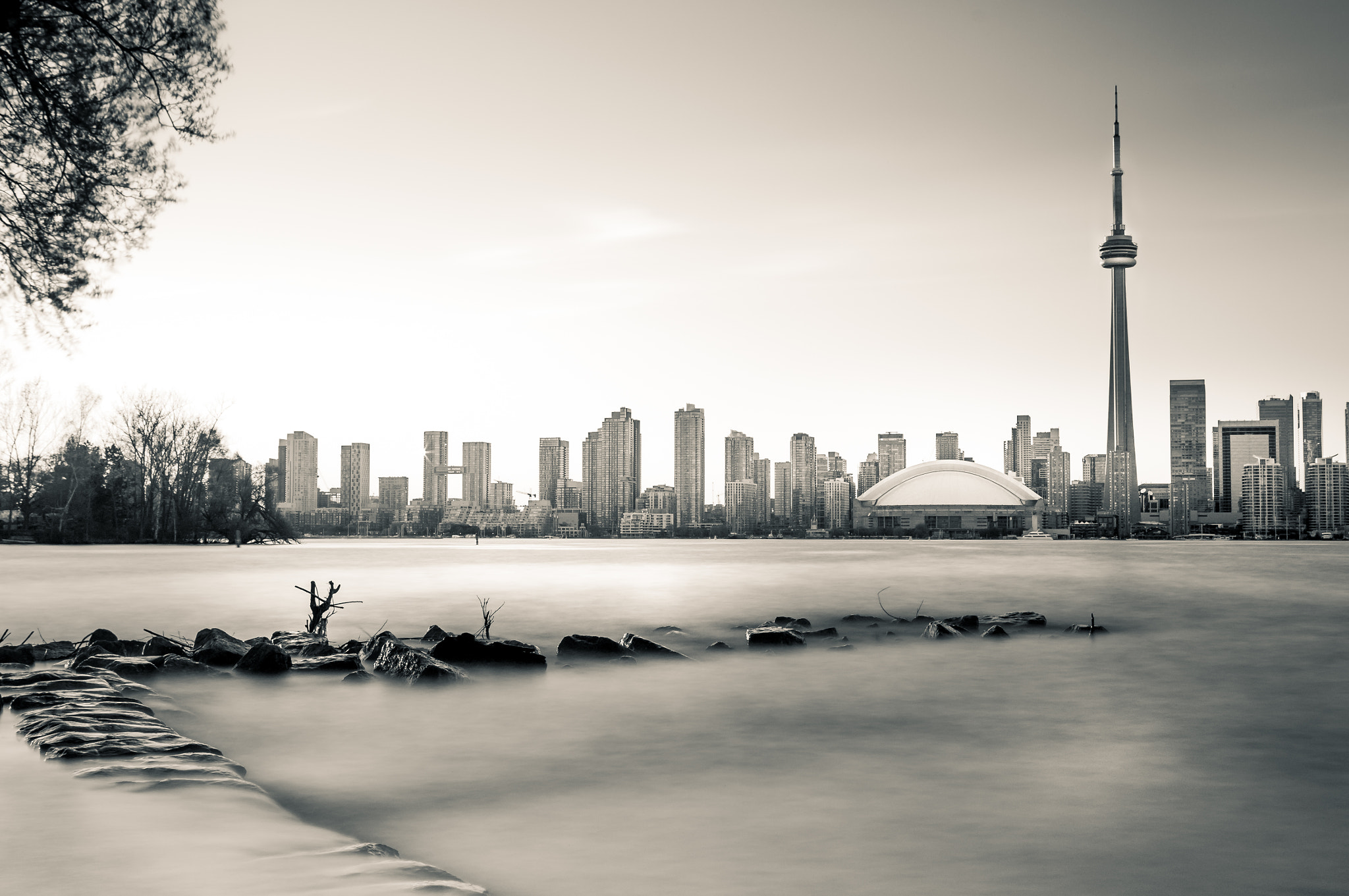 Pentax K-7 sample photo. Wispy water skyline photography