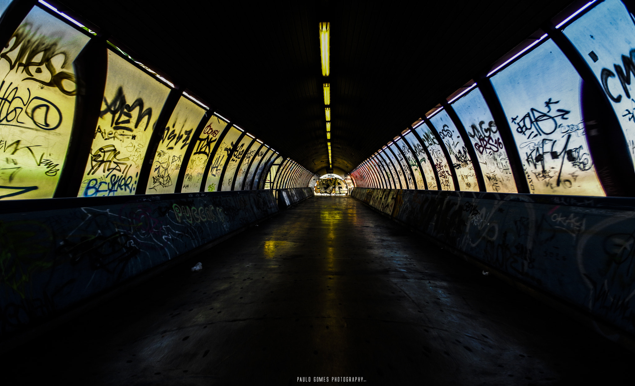 Nikon 1 J5 sample photo. Correr até à luz no fundo do túnel [run to the light at the bottom of the tunnel] photography