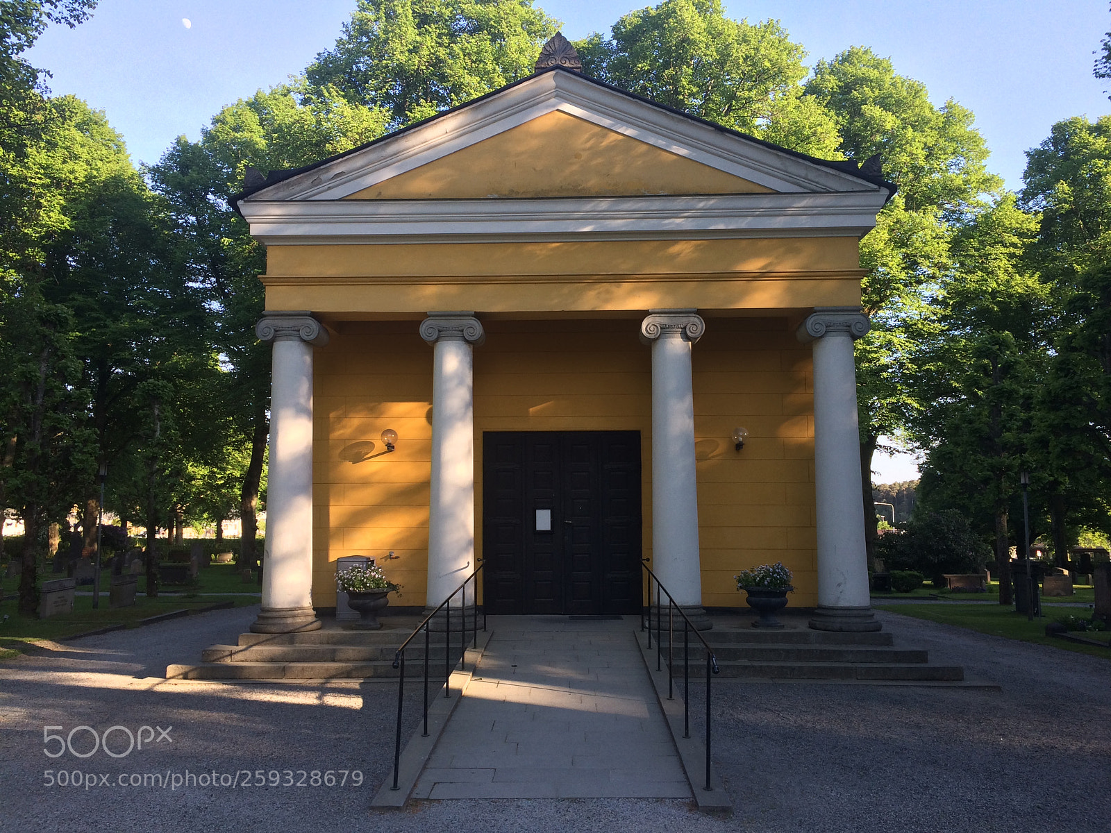 Apple iPhone 5s sample photo. Cemetery main hall photography