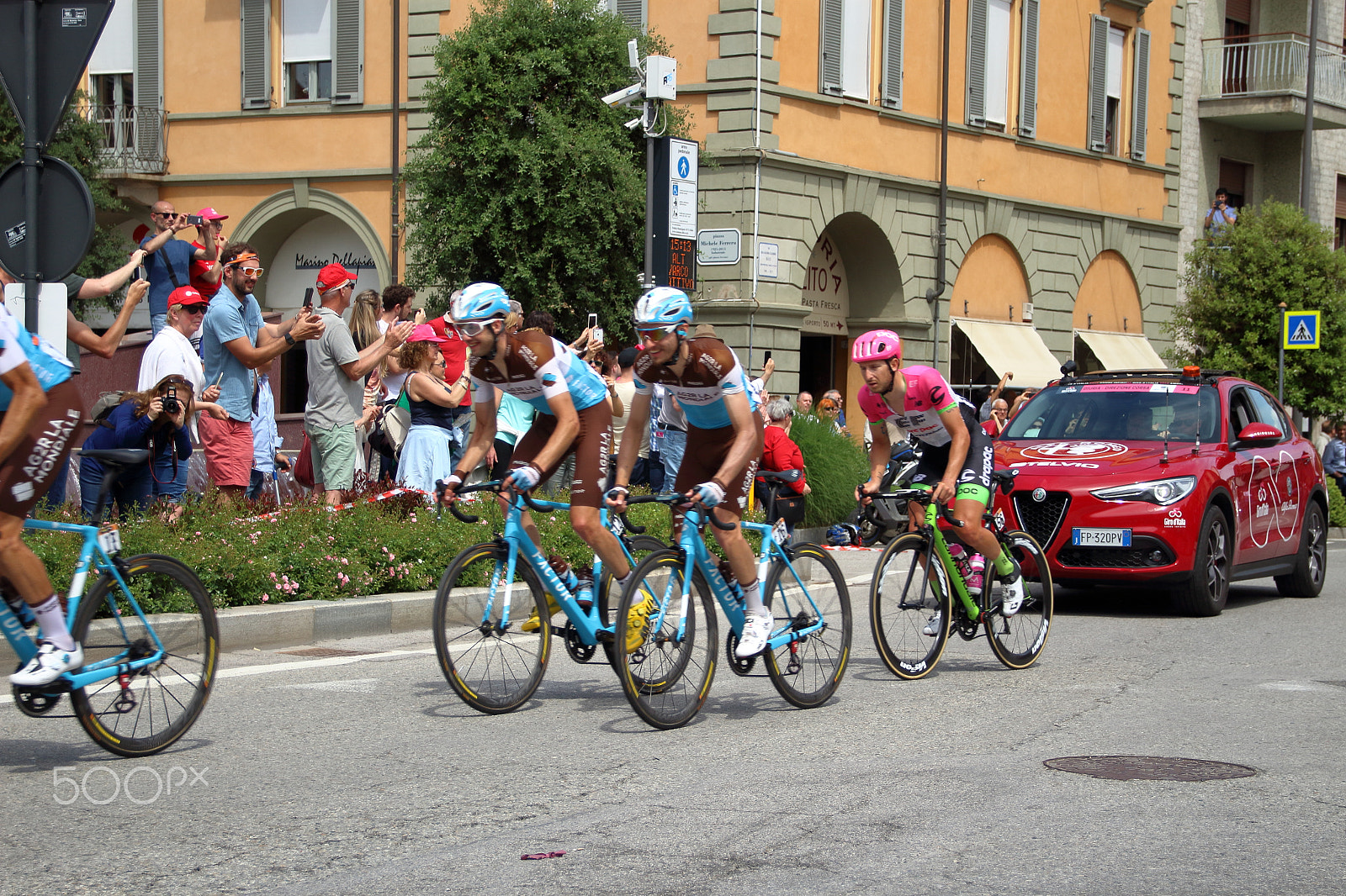 Canon EOS 1300D (EOS Rebel T6 / EOS Kiss X80) sample photo. Cyclists of the 101th tour of italy photography