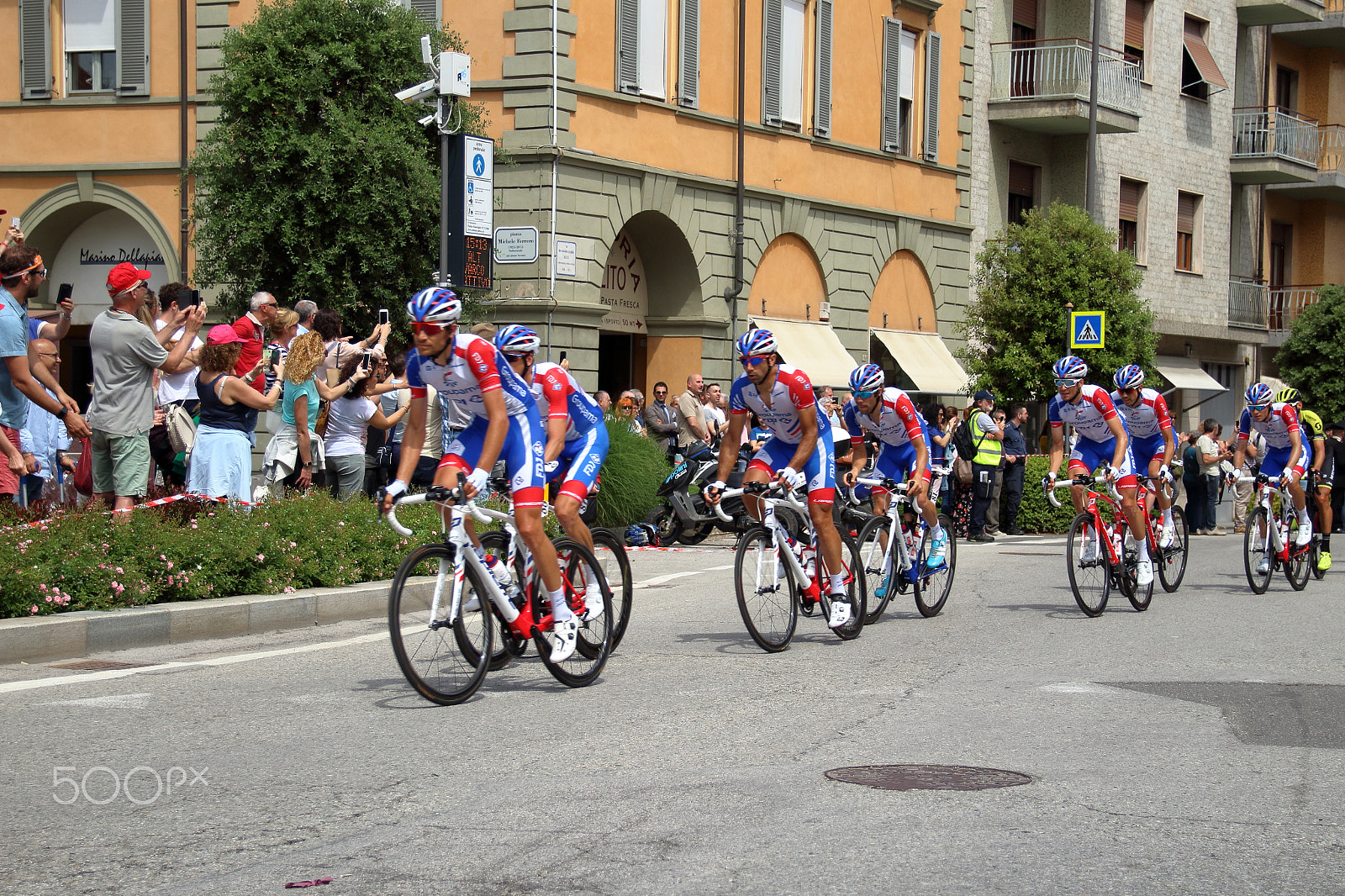 Canon EOS 1300D (EOS Rebel T6 / EOS Kiss X80) + Sigma 18-125mm F3.8-5.6 DC OS HSM sample photo. Cyclists of the 101th tour of italy photography