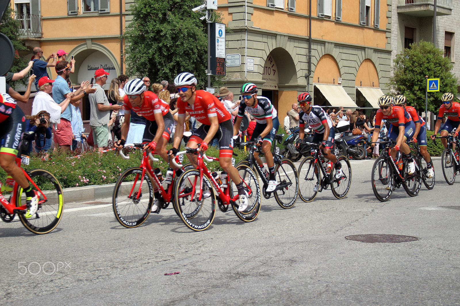 Canon EOS 1300D (EOS Rebel T6 / EOS Kiss X80) + Sigma 18-125mm F3.8-5.6 DC OS HSM sample photo. Cyclists of the 101th tour of italy photography